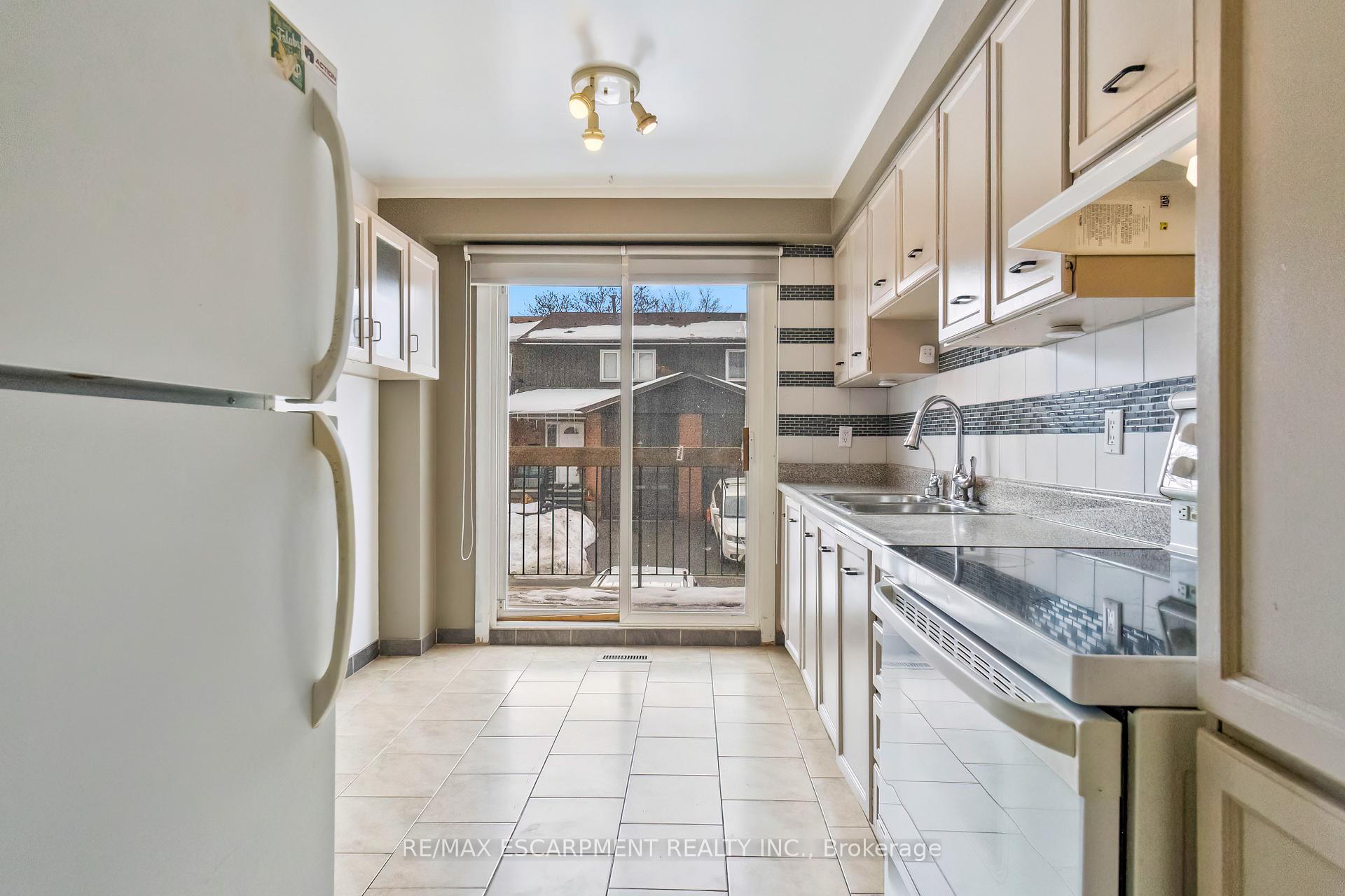 3 Bedrooms Condo at 750 Burnhamthorpe, Mississauga For sale