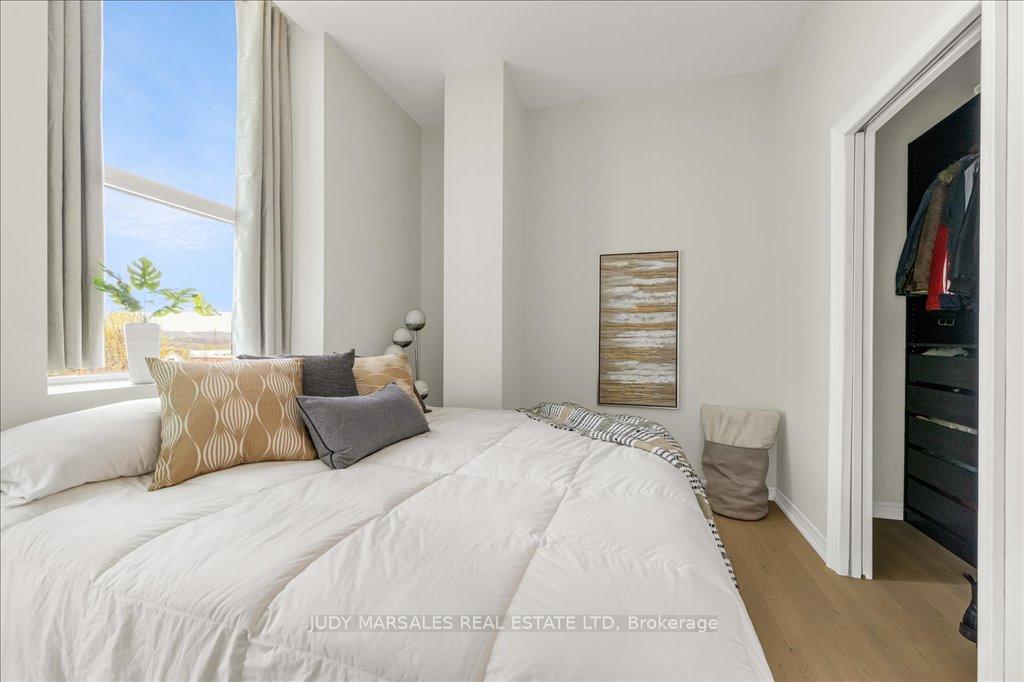 2 Bedrooms Condo at 50 Murray,  Hamilton For sale