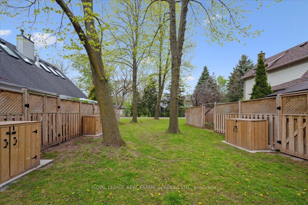 2 Bedrooms Condo at 1275 Maple Crossing, Burlington For sale