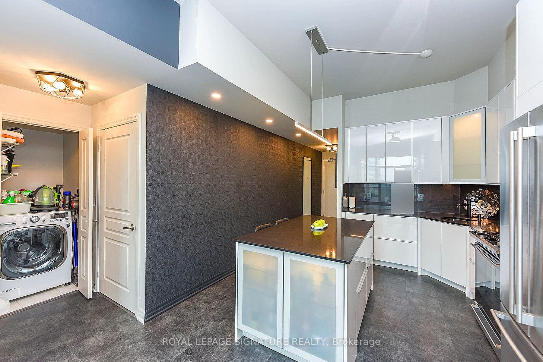1 Bedroom Condo at 223 Webb,  Mississauga For sale