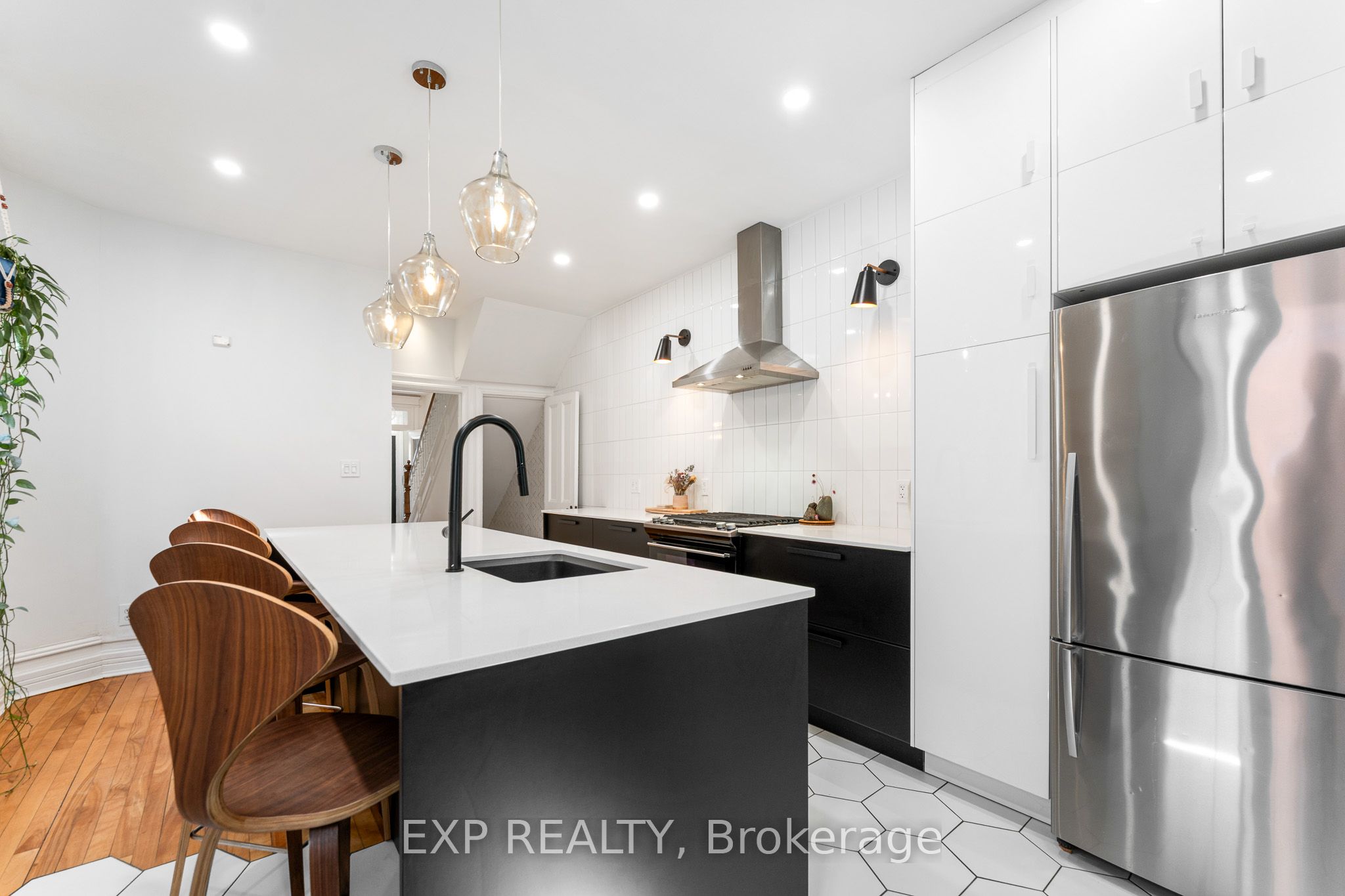 16 Elm Street, WestCentreTown, ON K1R 6N1