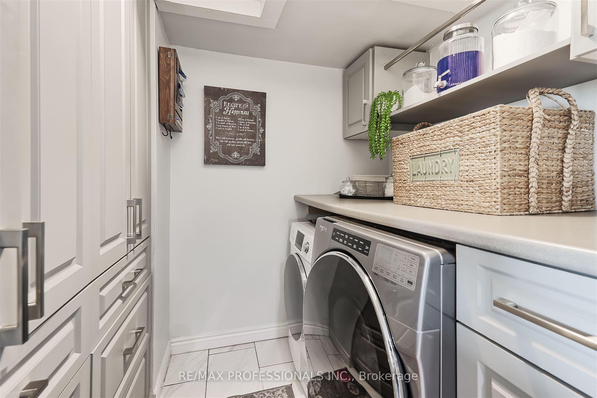 3 Bedrooms Condo at 475 The West Mall, Toronto For sale