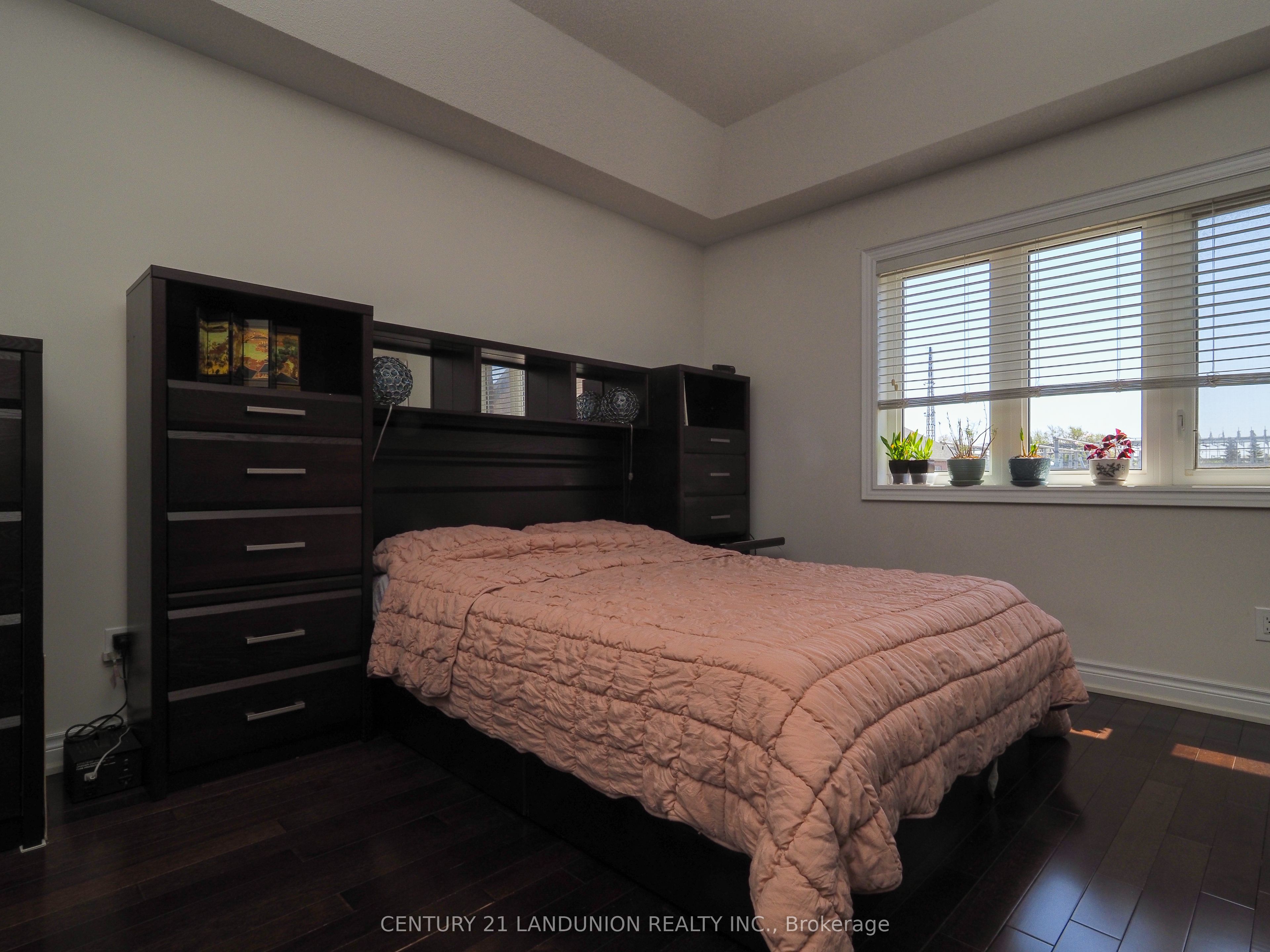 35 Goldthread Terrace
