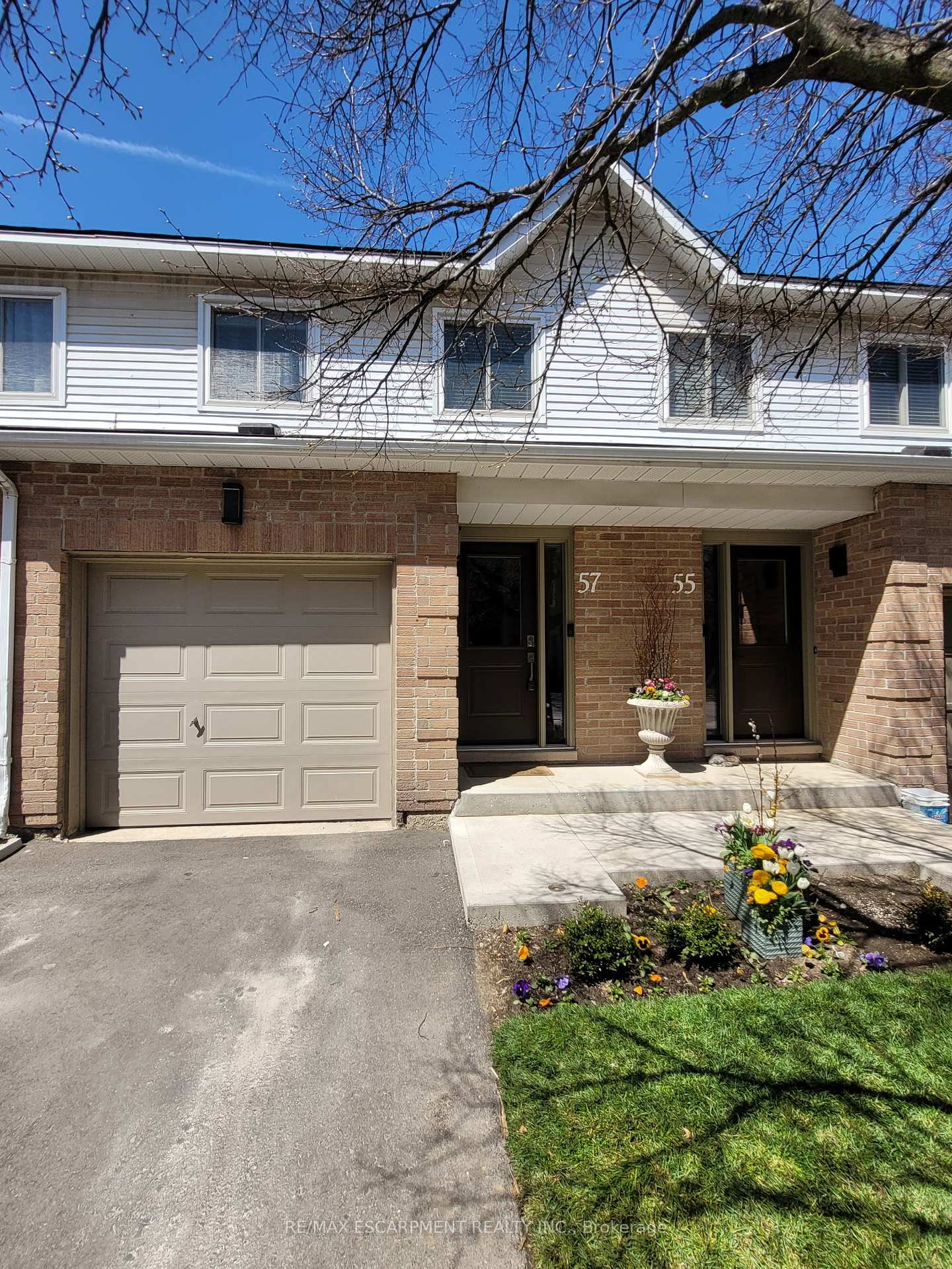 3 Bedrooms Condo at 26 Moss,  Hamilton For sale