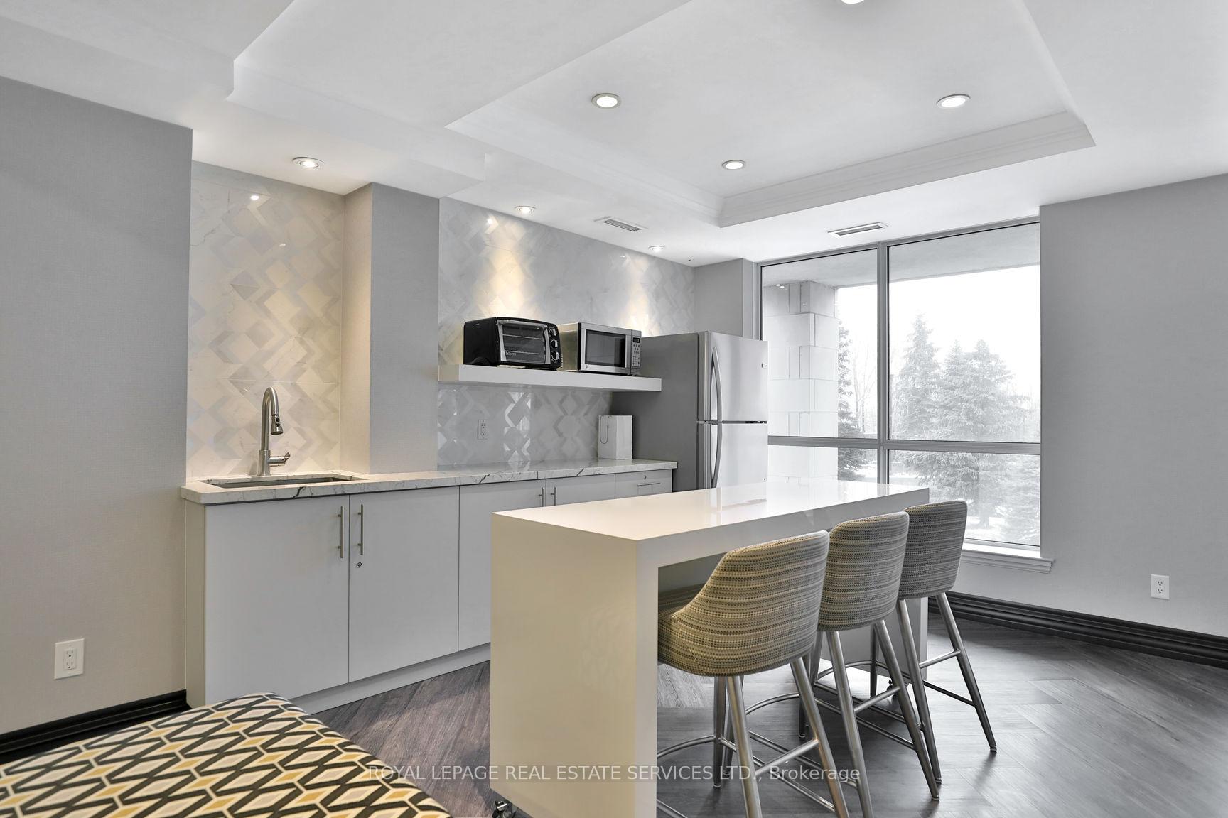 2 Bedrooms Condo at 40 Old Mill, Oakville For sale