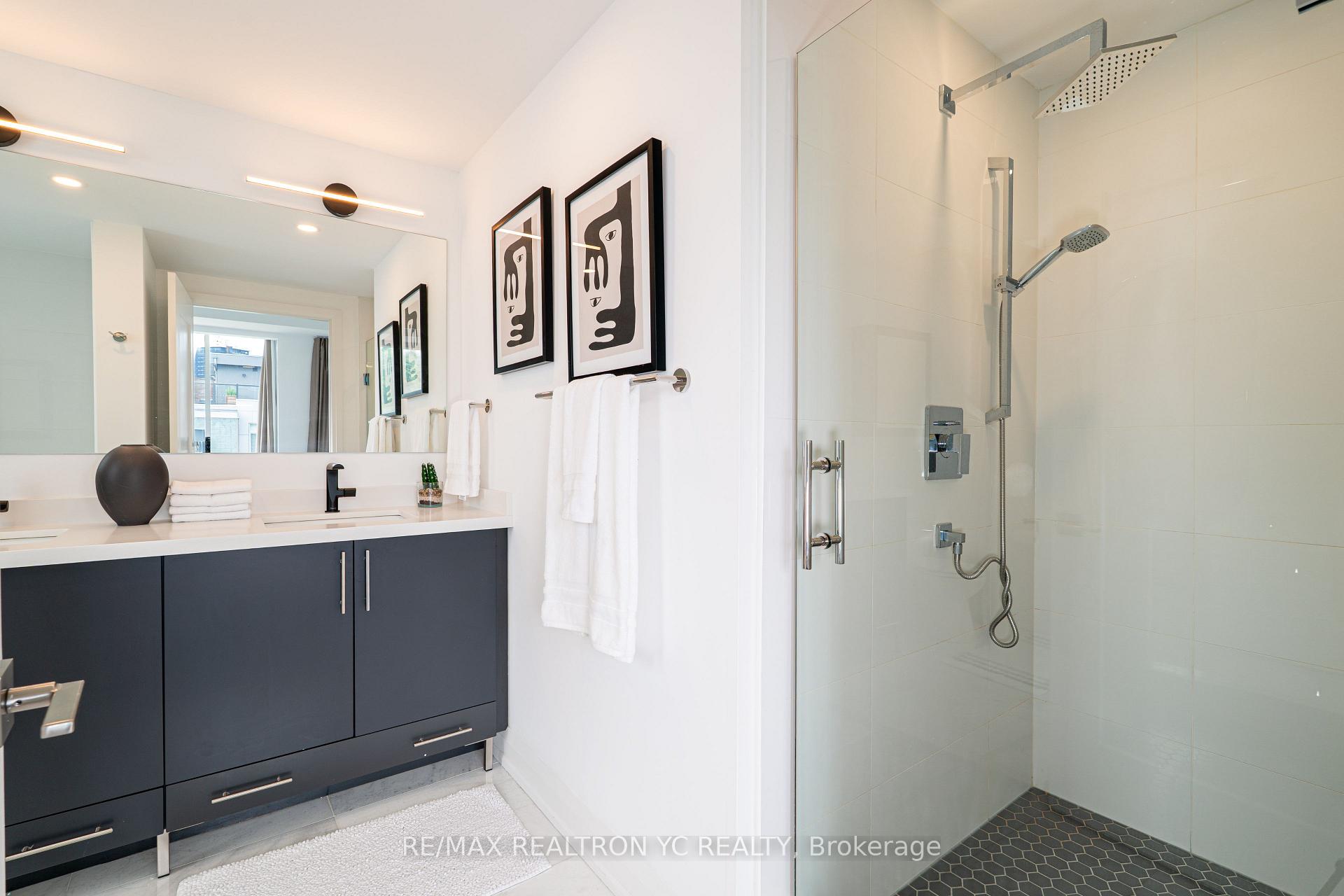 4 Bedrooms Condo at 18 Greenbriar, Toronto For sale