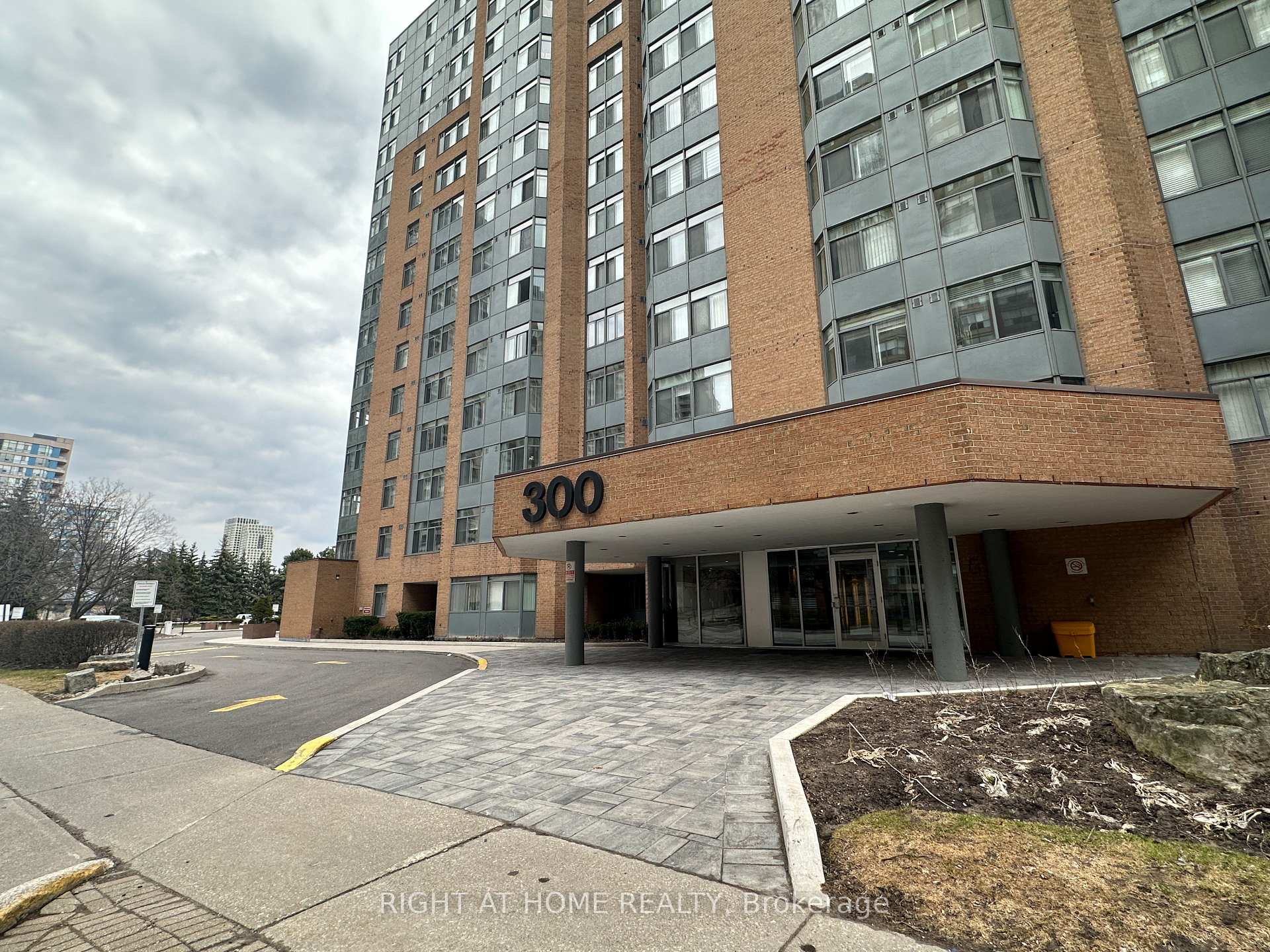 3 Bedrooms Condo at 300 Webb,  Mississauga For sale