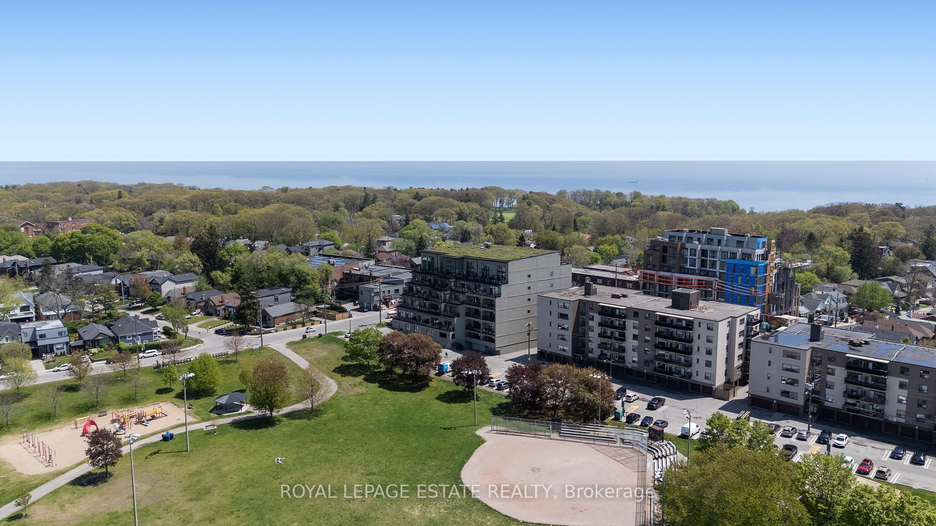 2 Bedrooms Condo at 160 Fallingbrook, Toronto For sale