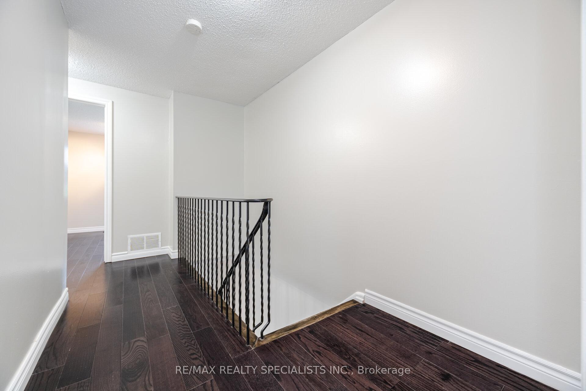 3 Bedrooms Condo at 2440 Bromsgrove, Mississauga For sale