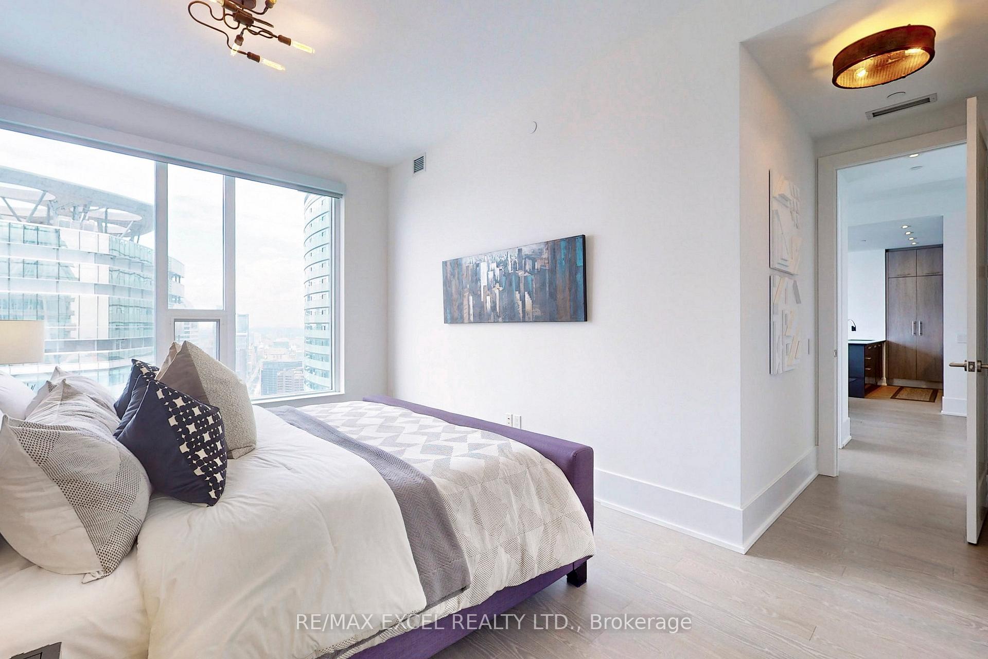 2 Bedrooms Condo at 10 York, Toronto For sale