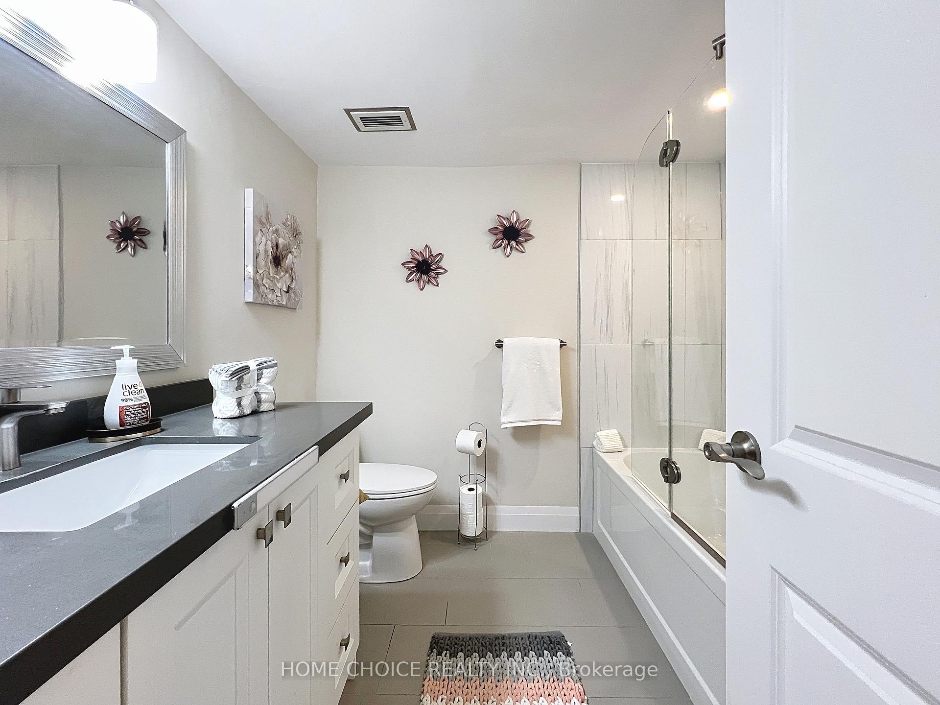 3 Bedrooms Condo at 15 La Rose, Toronto For sale