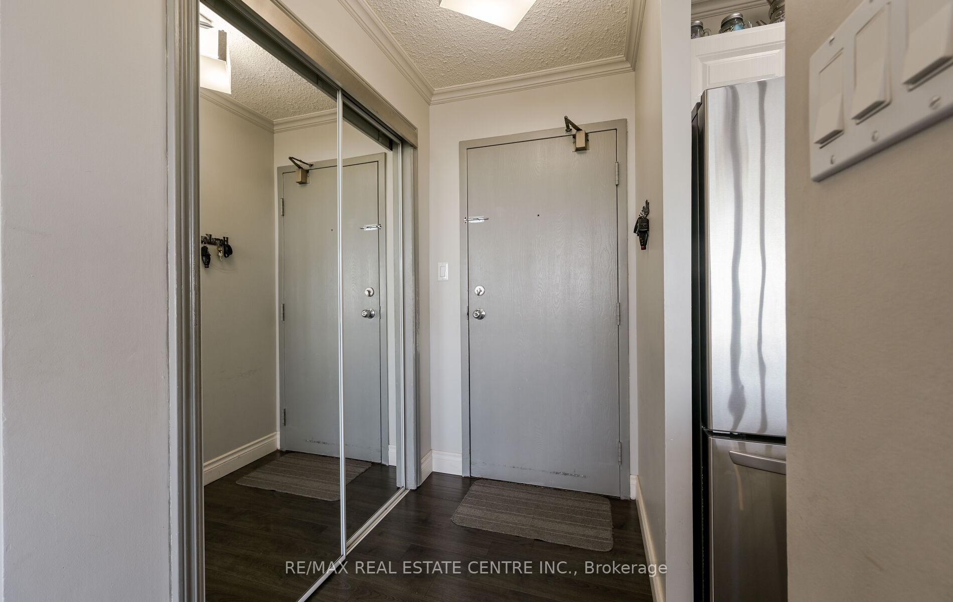 3 Bedrooms Condo at 200 Robert Speck, Mississauga For sale
