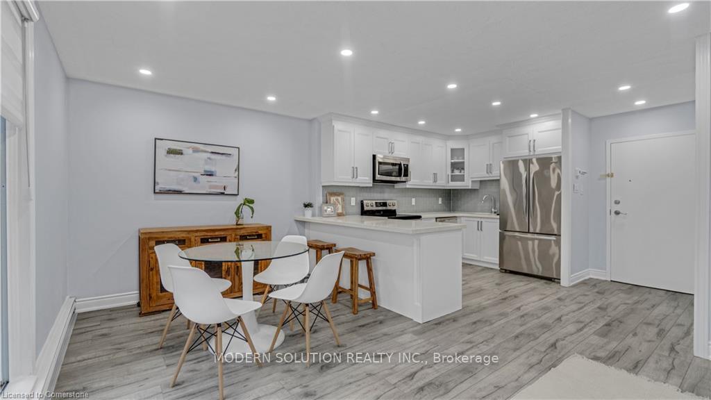 4 Bedrooms Condo at 1016 Falgarwood, Oakville For sale