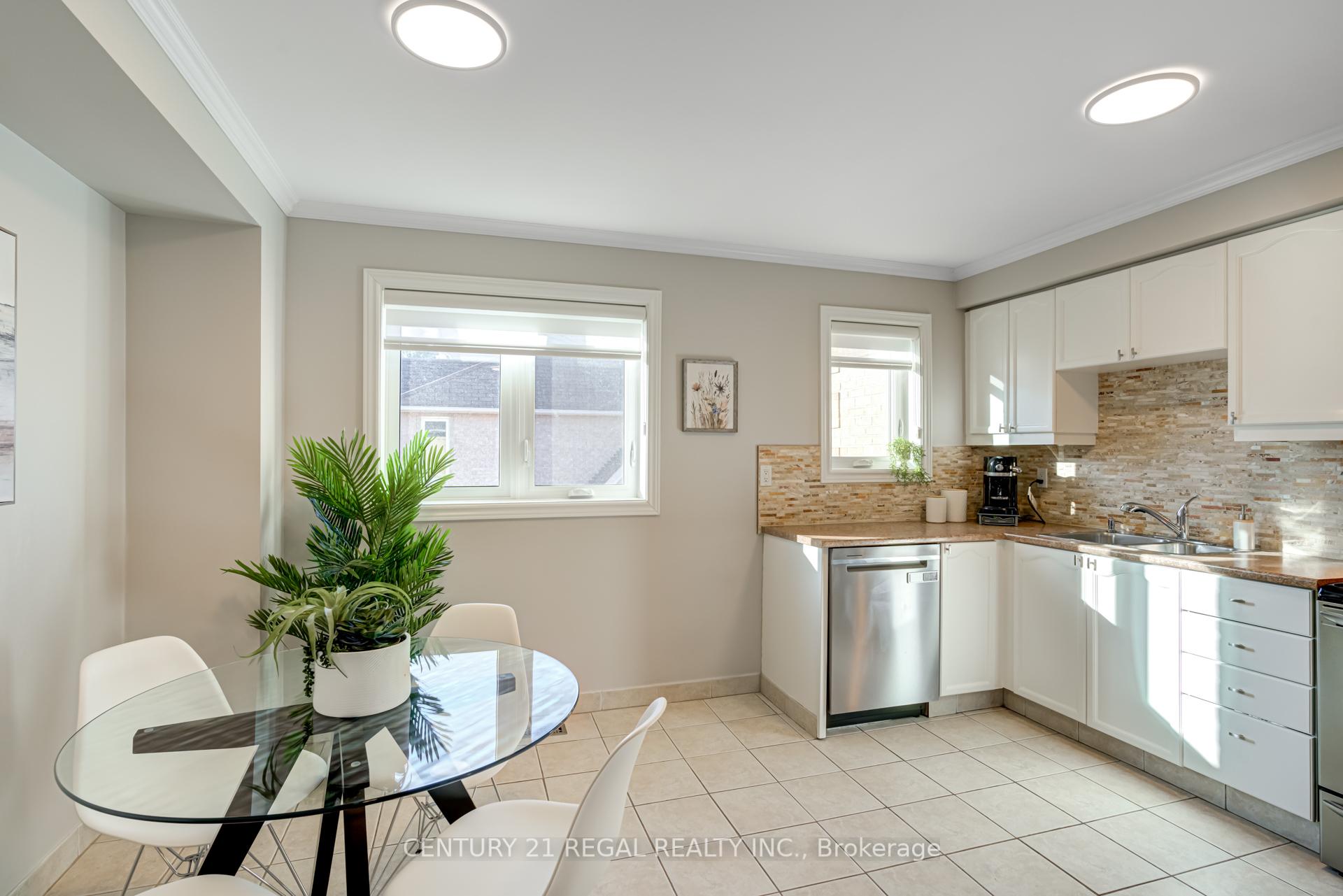3 Bedrooms Condo at 45 Bristol, Mississauga For sale