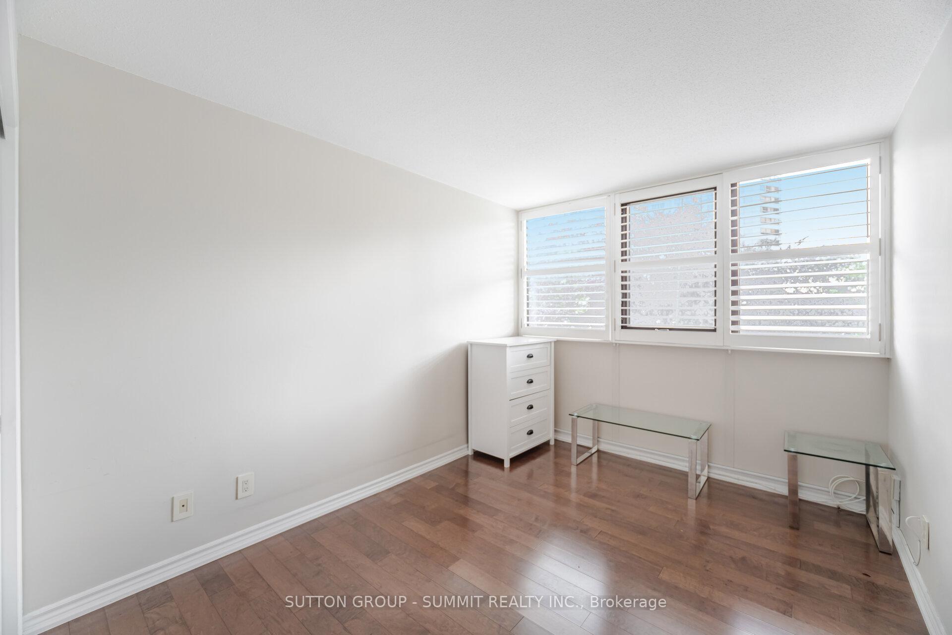 3 Bedrooms Condo at 1333 Bloor, Mississauga For sale