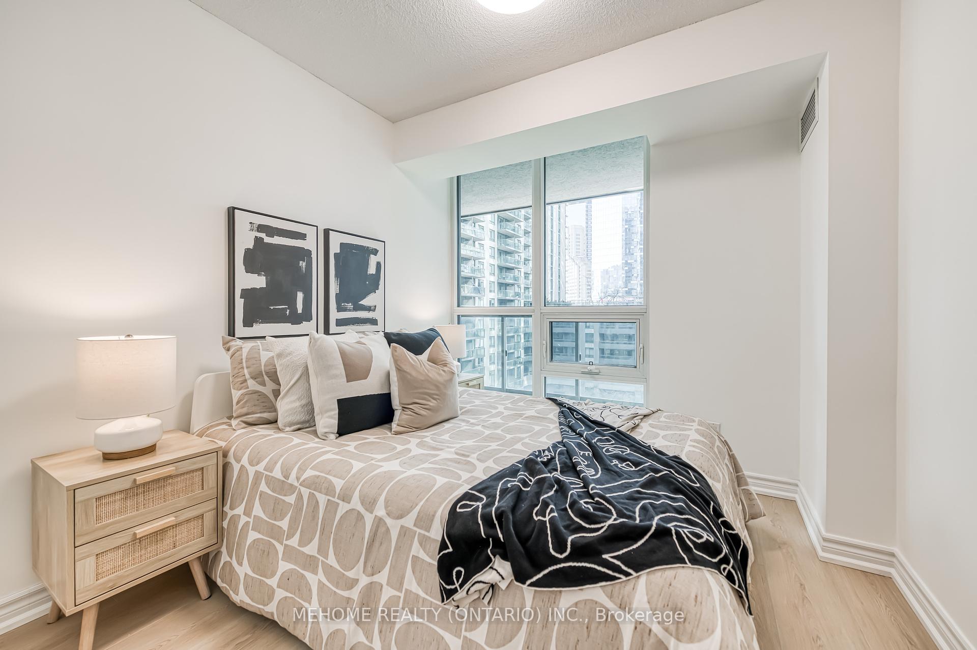3 Bedrooms Condo at 19 Grand Trunk, Toronto For sale