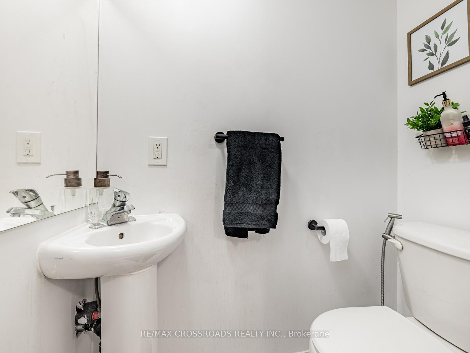 2 Bedrooms Condo at 5 Everson, Toronto For sale