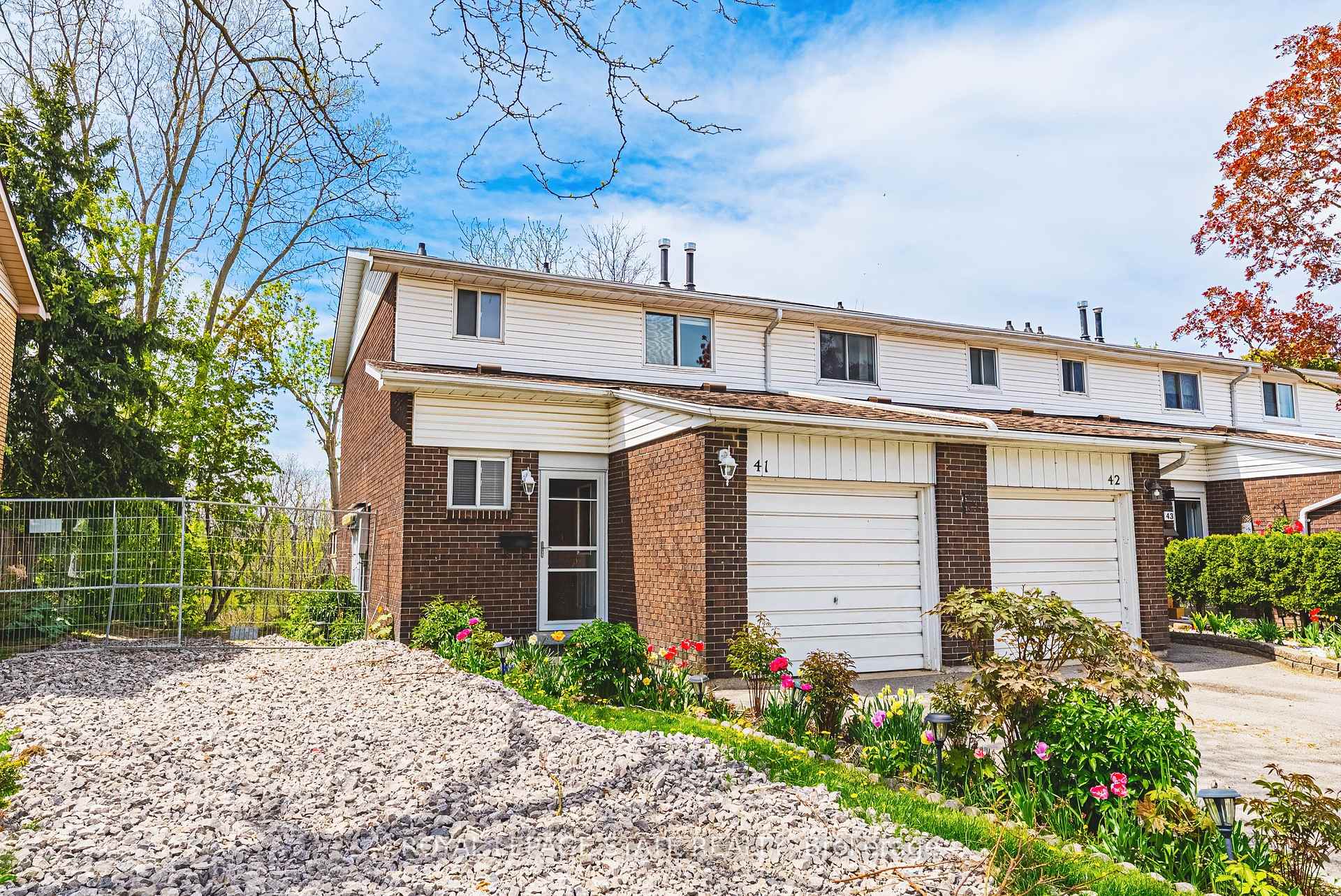 3 Bedrooms Condo at 100 Quigley, Hamilton For sale