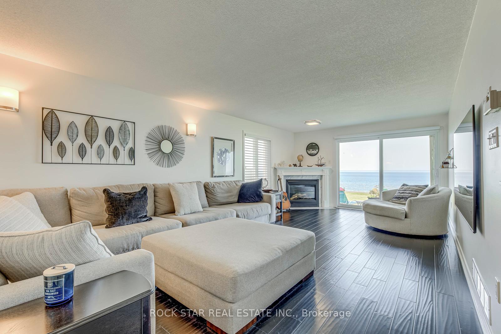 2 Bedrooms Condo at 515 North Service, Hamilton For sale