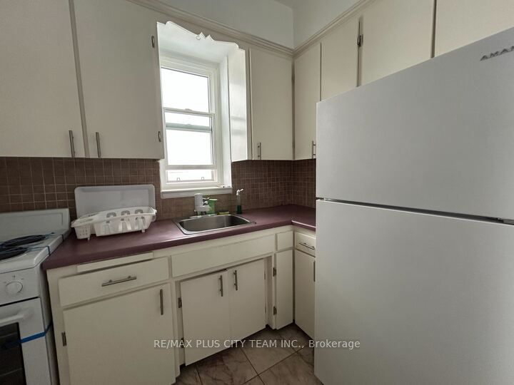 2000 Bloor Street W, #411