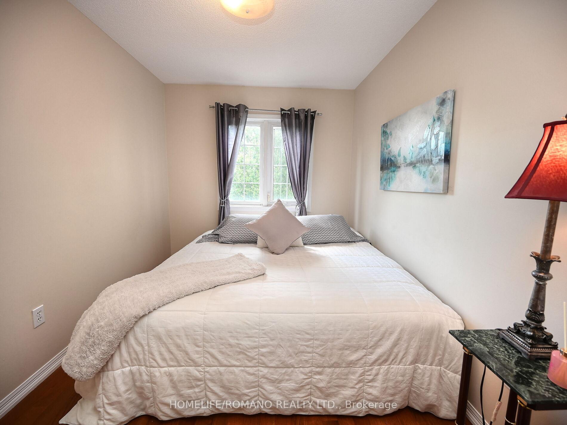 4 Bedrooms Condo at 3030 Breakwater, Mississauga For sale