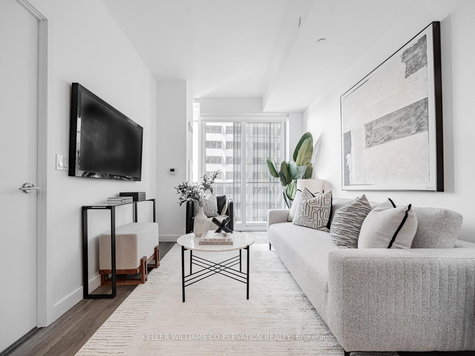 1 Bedroom Condo at 8 Eglinton,  Toronto For sale