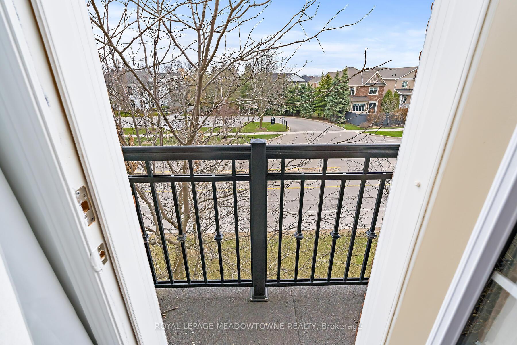 2 Bedrooms Condo at 2614 Dashwood, Oakville For sale