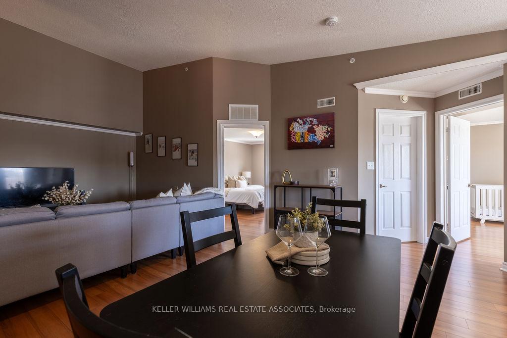 2 Bedrooms Condo at 4003 Kilmer, Burlington For sale