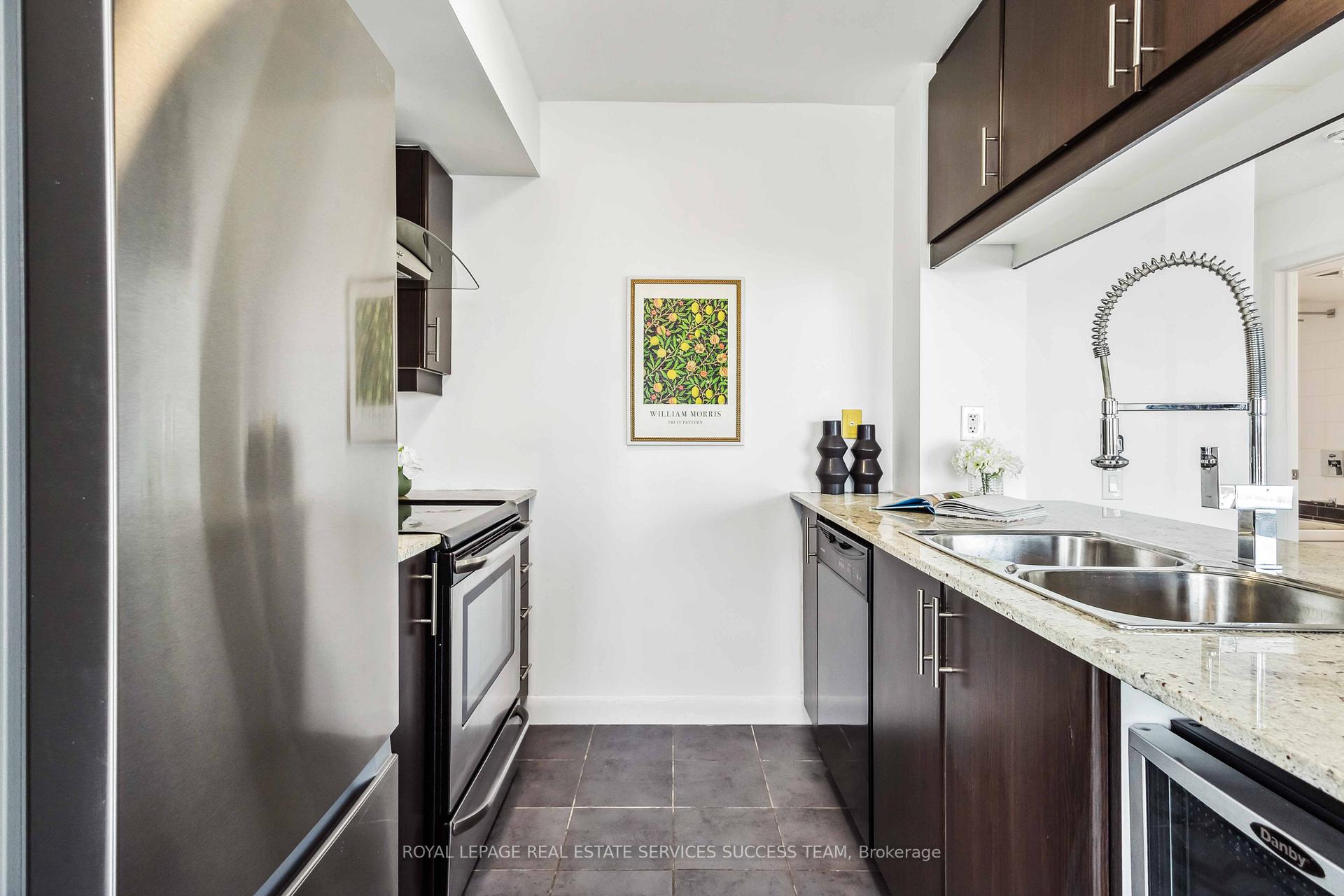 2 Bedrooms Condo at 25 Town Centre,  Toronto For sale