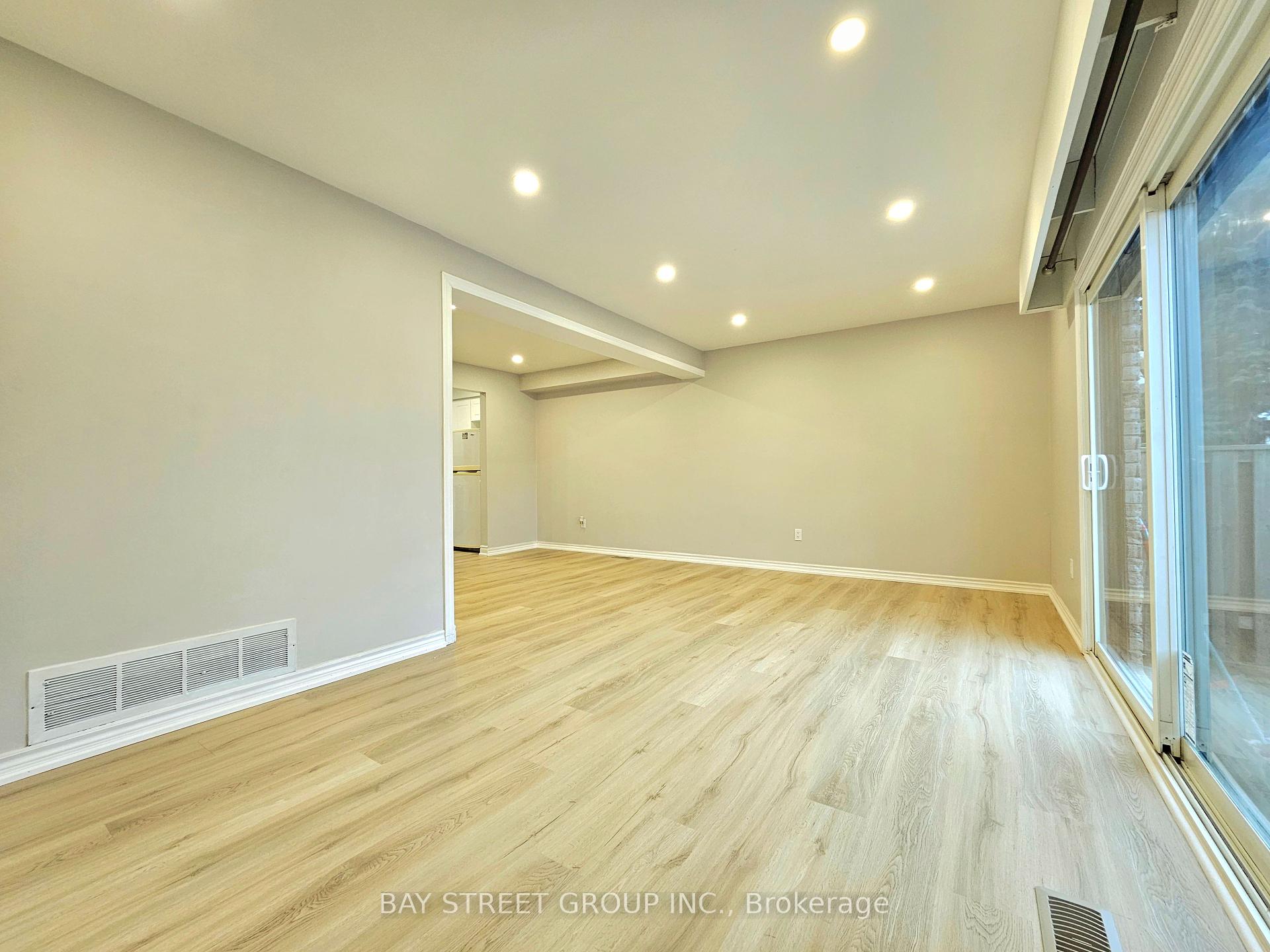 3 Bedrooms Condo at 2779 Gananoque, Mississauga For sale
