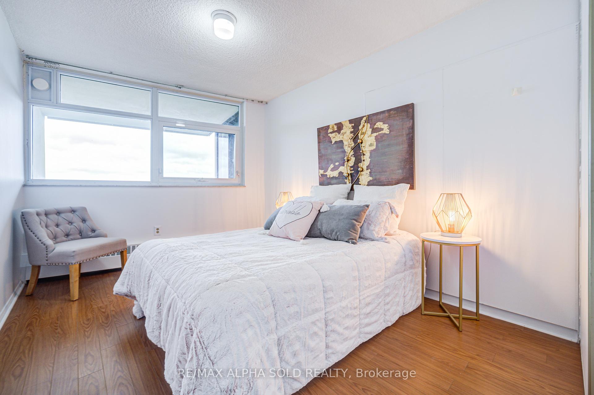 3 Bedrooms Condo at 100 Echo Point, Toronto For sale