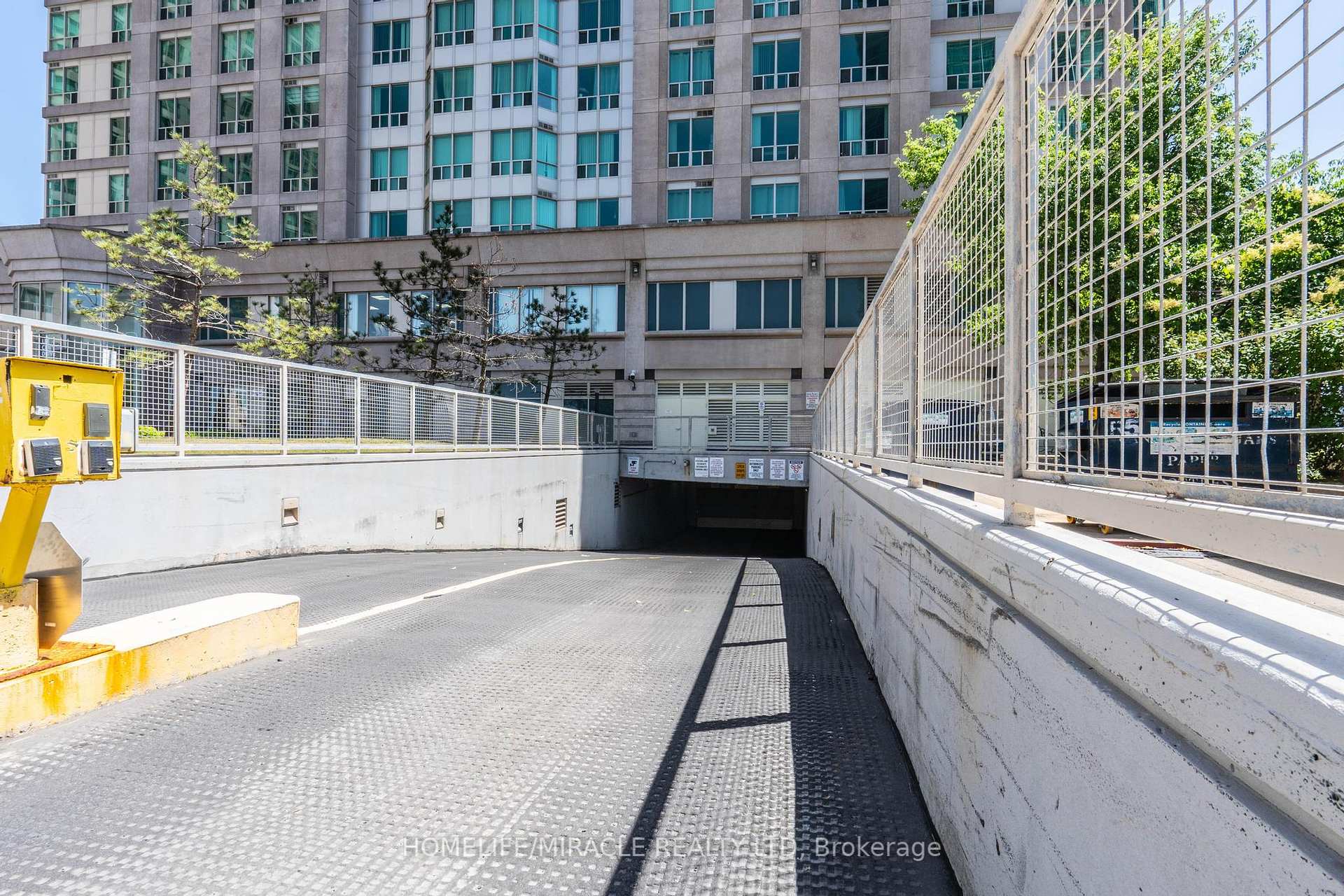 2 Bedrooms Condo at 1 Lee Centre, Toronto For sale
