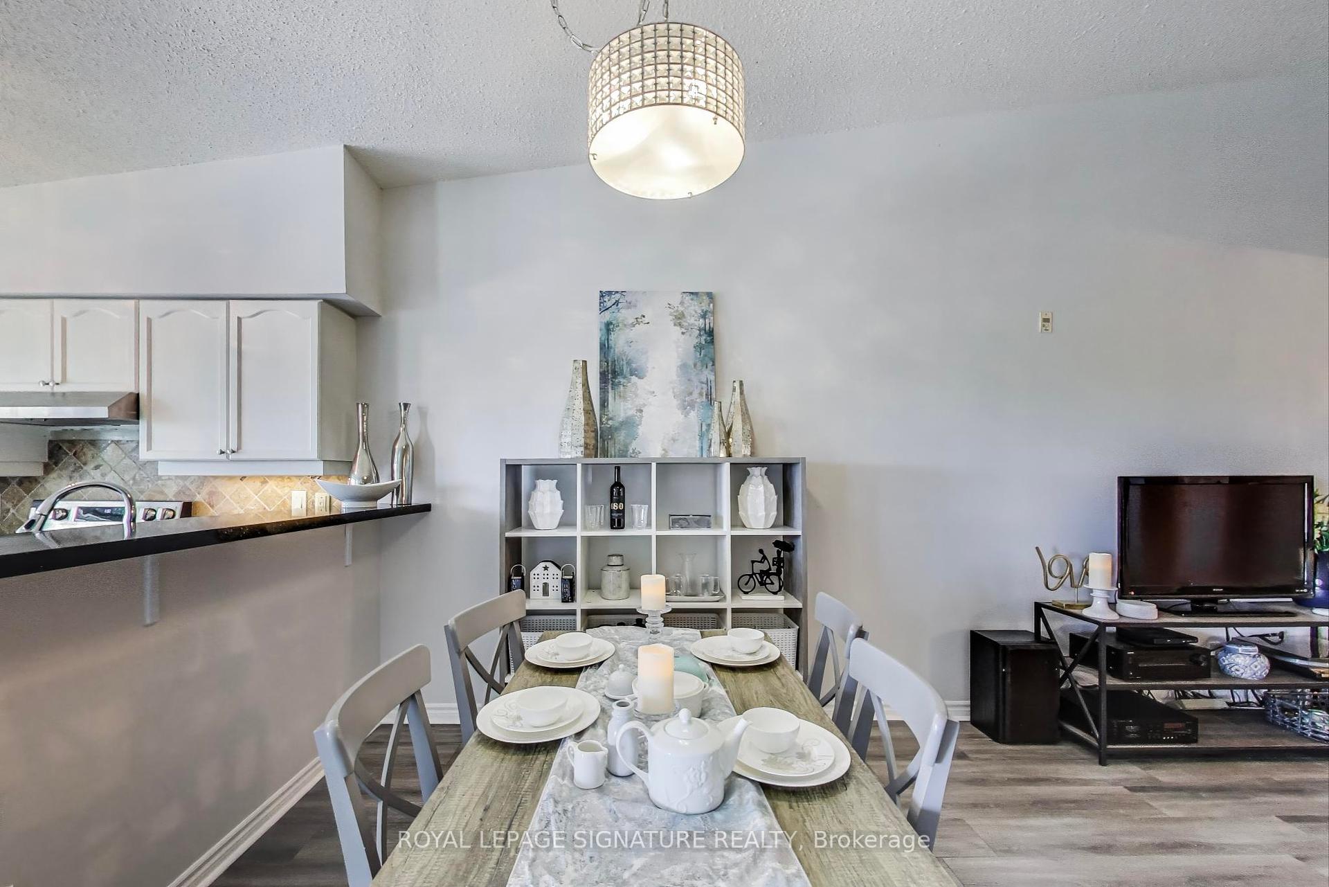 3 Bedrooms Condo at 1460 Bishops, Oakville For sale