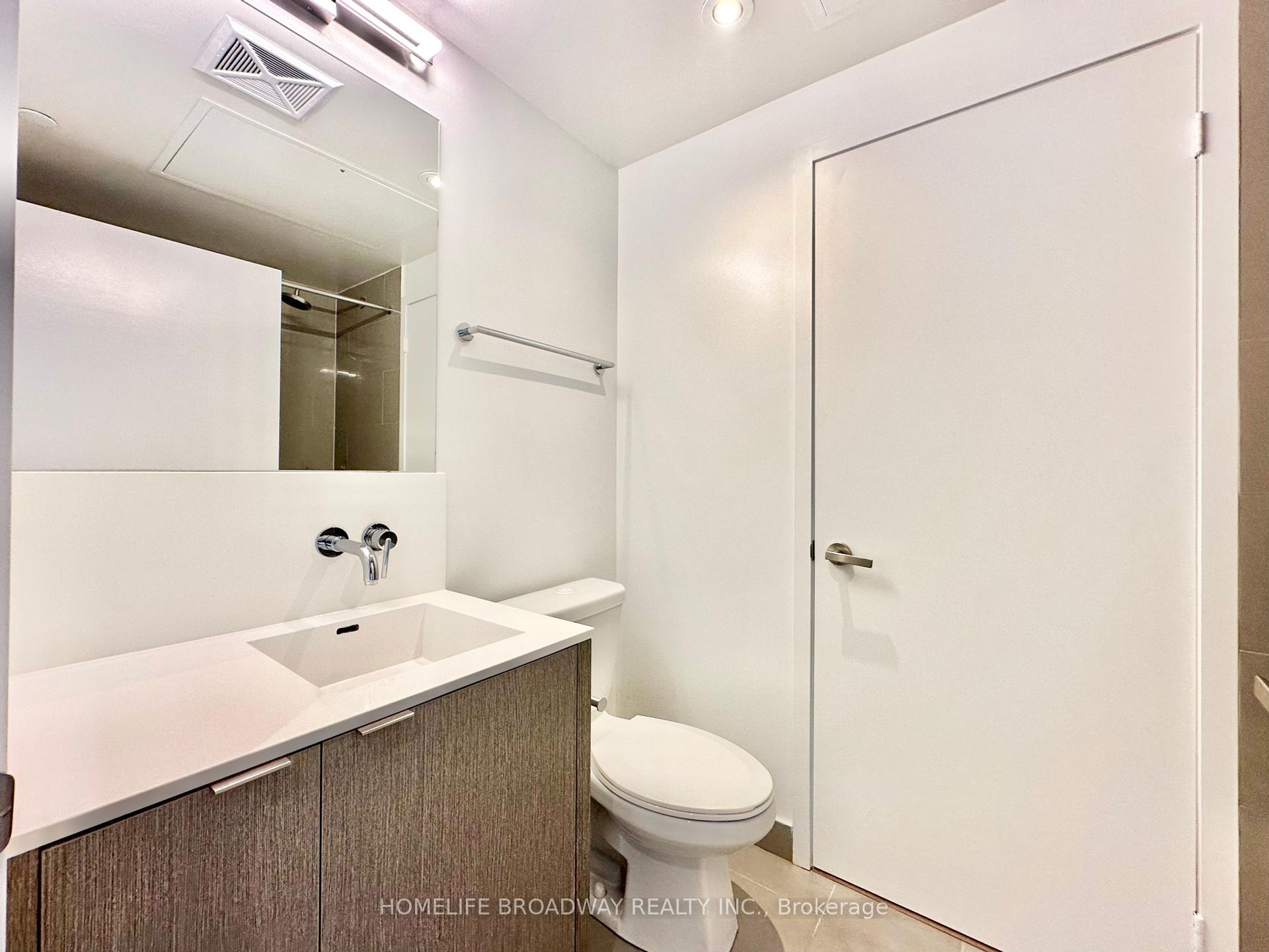 1 Bedroom Condo at 88 Harbour,  Toronto For sale
