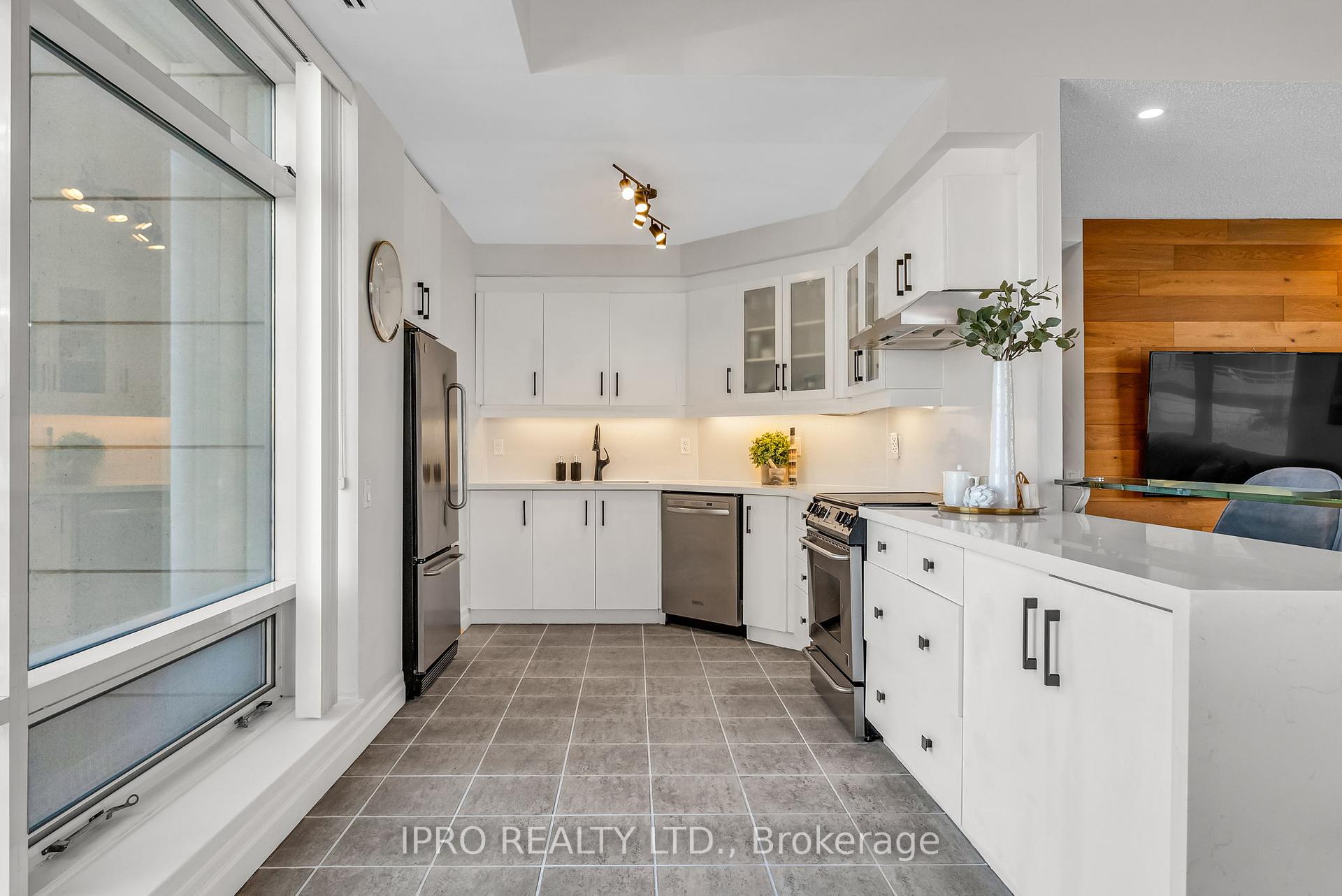 3 Bedrooms Condo at 500 Queens, Toronto For sale