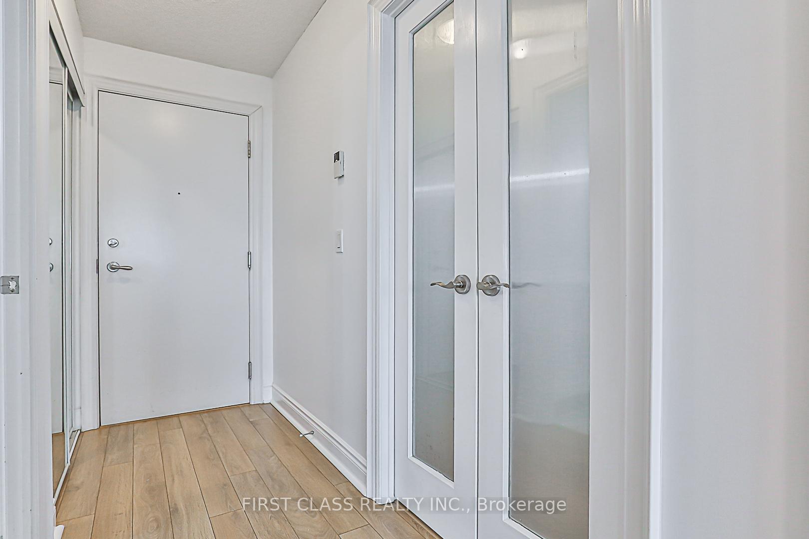 2 Bedrooms Condo at 15 Greenview,  Toronto For sale