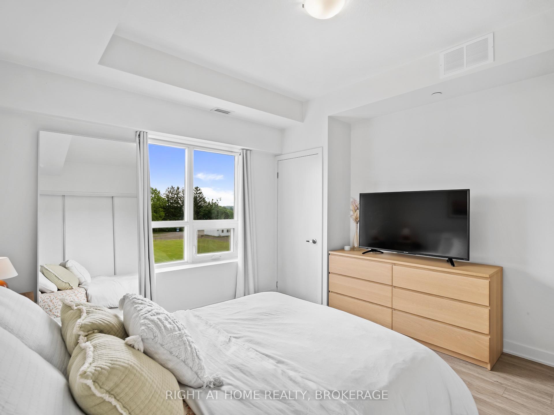 2 Bedrooms Condo at 16 Markle, Hamilton For sale