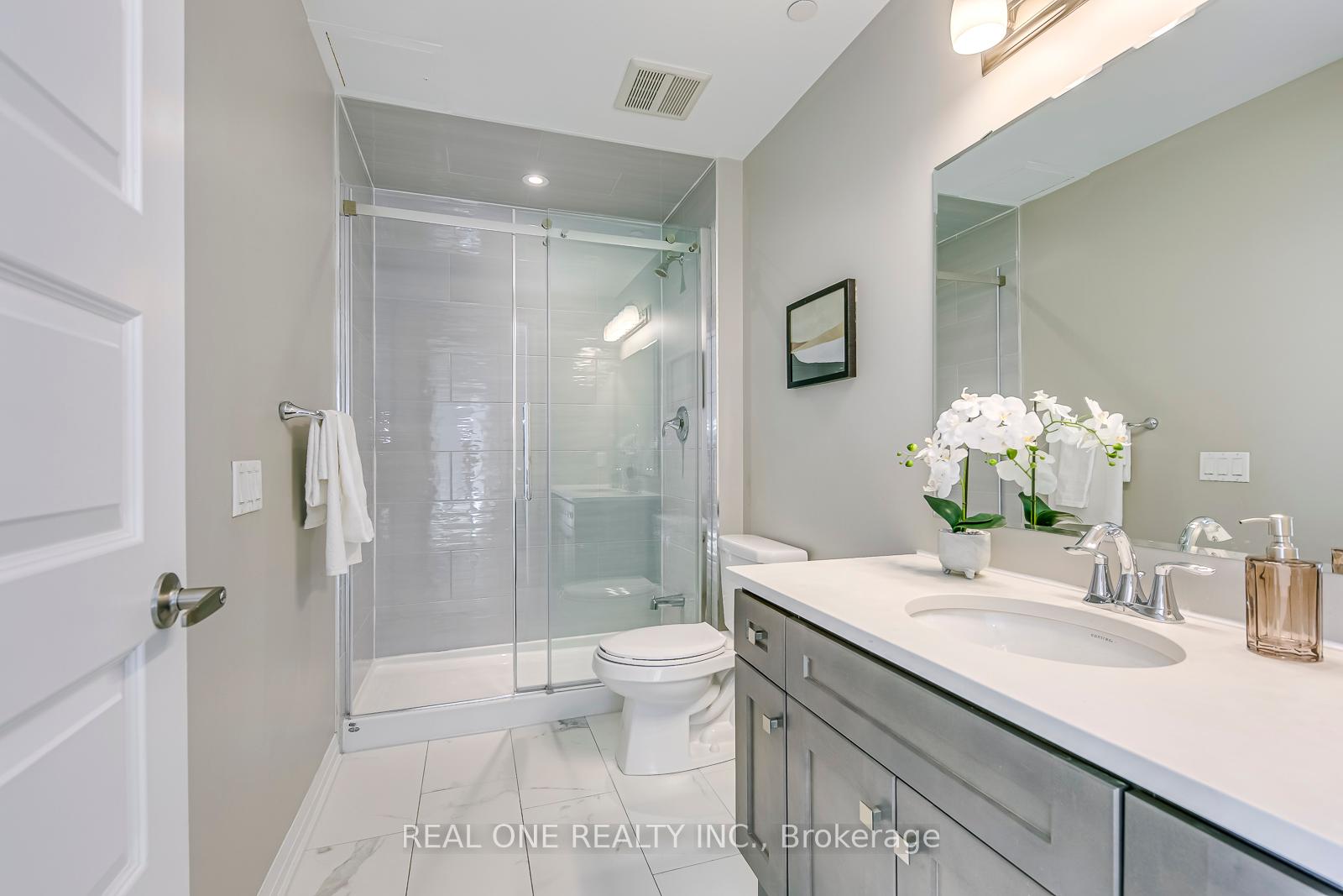 2 Bedrooms Condo at 95 Dundas, Oakville For sale