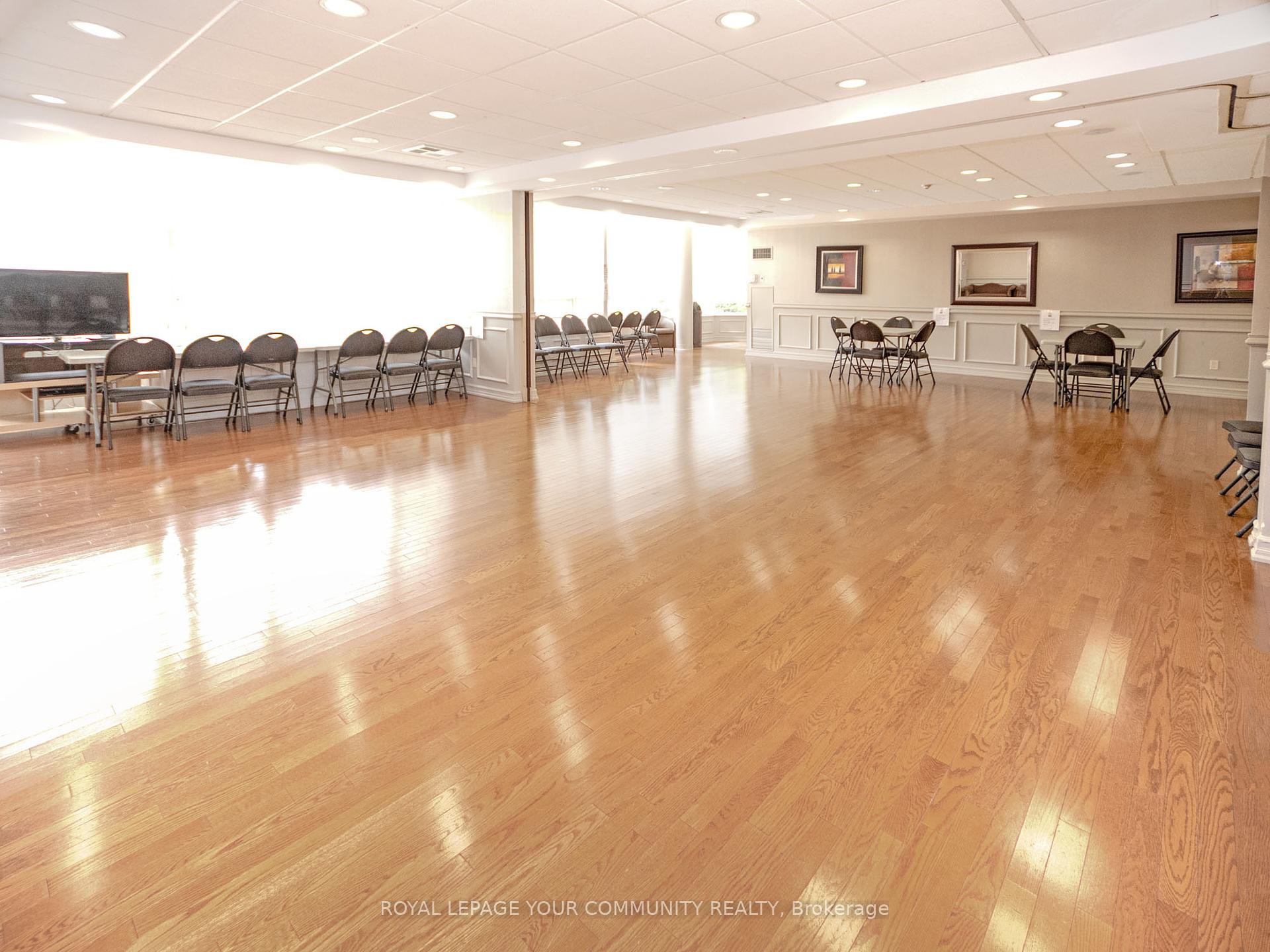 2 Bedrooms Condo at 11 Townsgate, Vaughan For sale