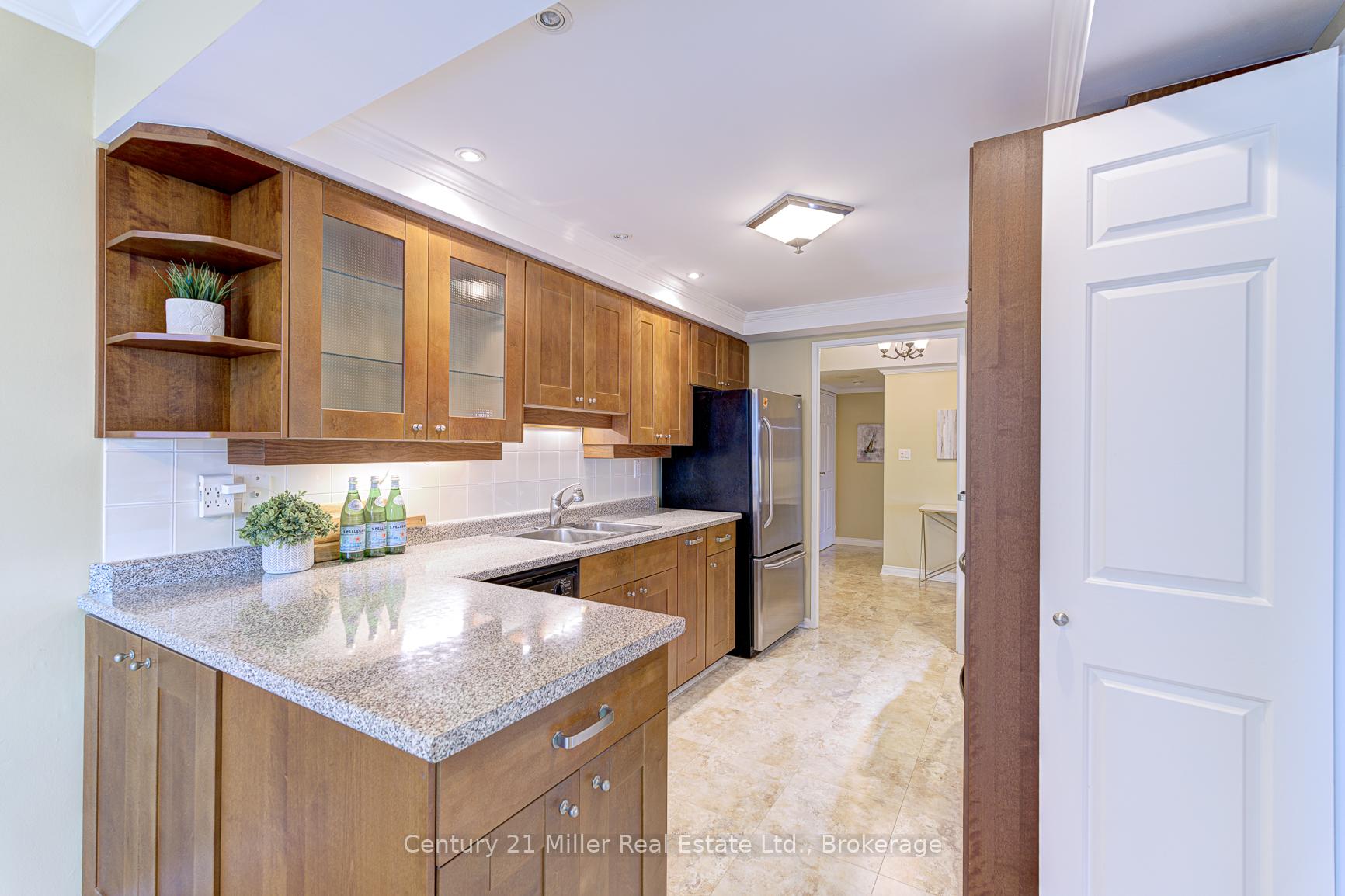 2 Bedrooms Condo at 2180 Marine, Oakville For sale