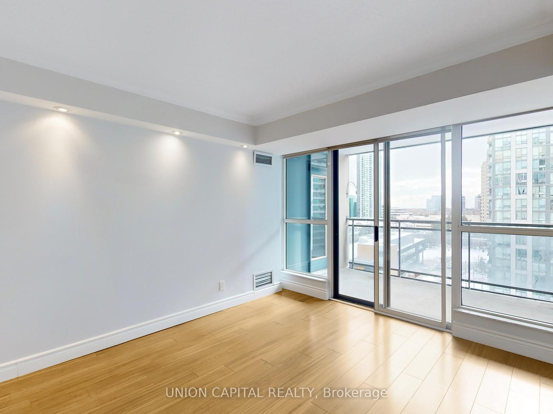 3 Bedrooms Condo at 28 Hollywood, Toronto For sale