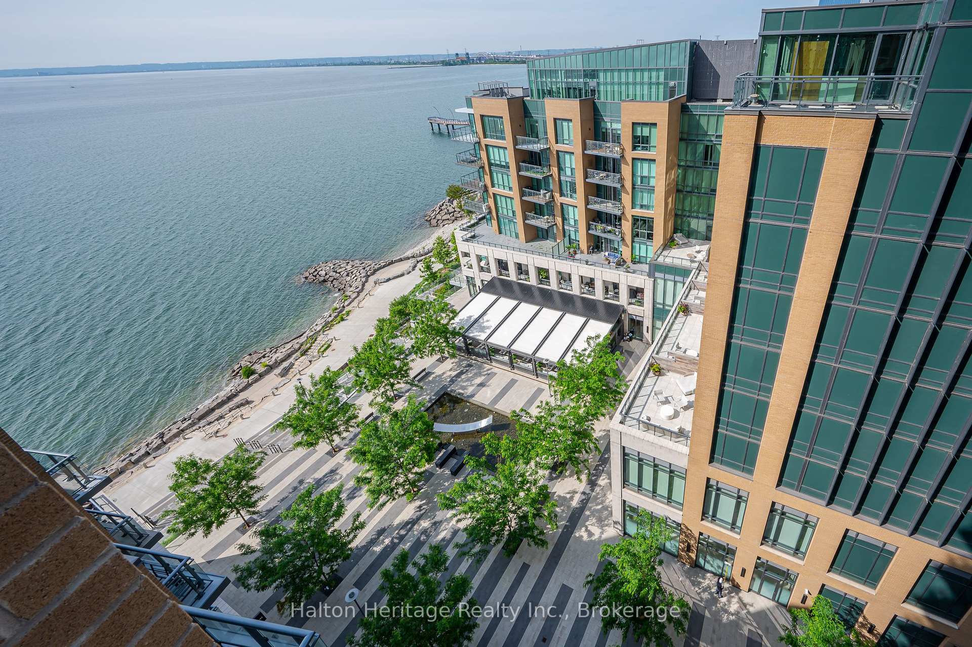 2 Bedrooms Condo at 2060 Lakeshore, Burlington For sale