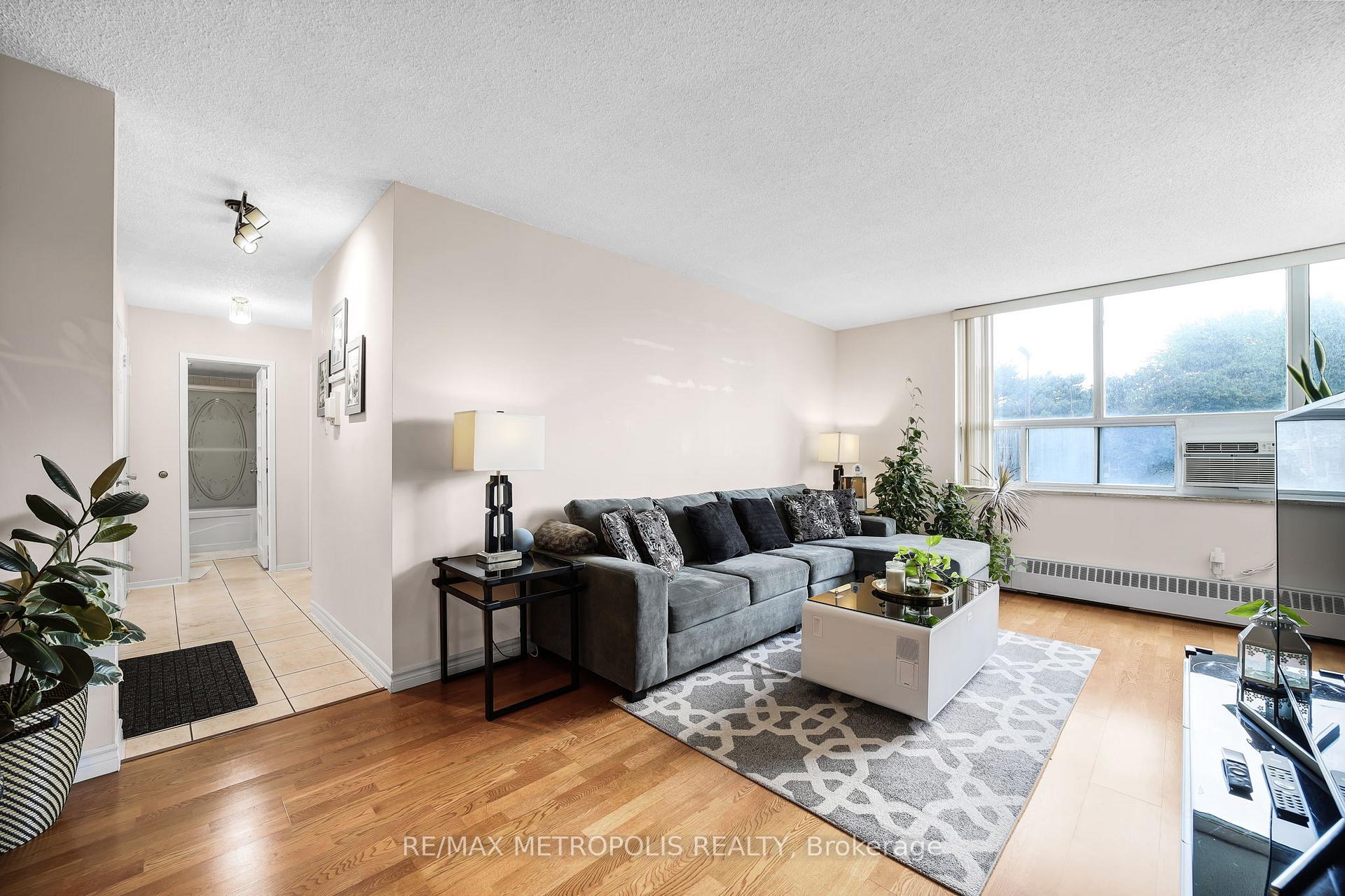 3 Bedrooms Condo at 5 Parkway Forest, Toronto For sale