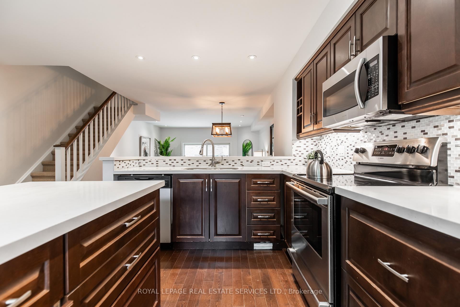3 Bedrooms Condo at 3122 Lakeshore, Oakville For sale