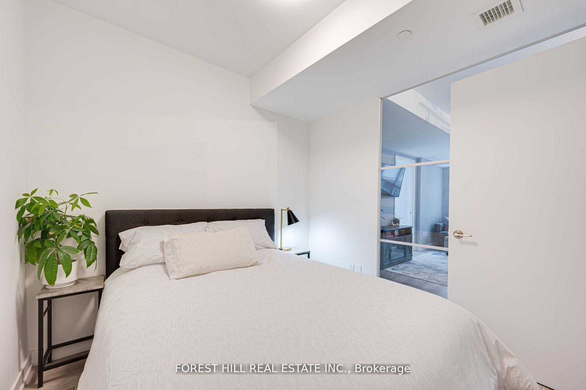 2 Bedrooms Condo at 8 Tippett, Toronto For sale