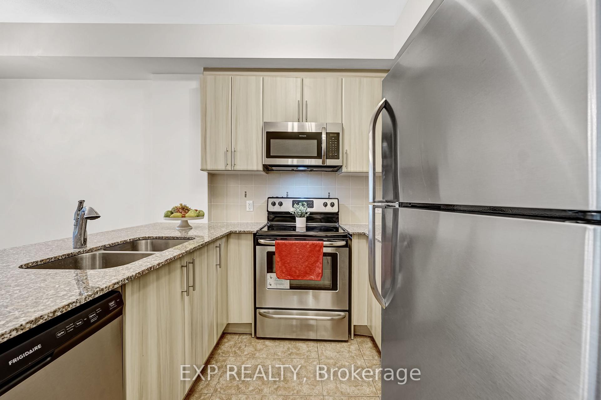 3 Bedrooms Condo at 216 Oak Park, Oakville For sale