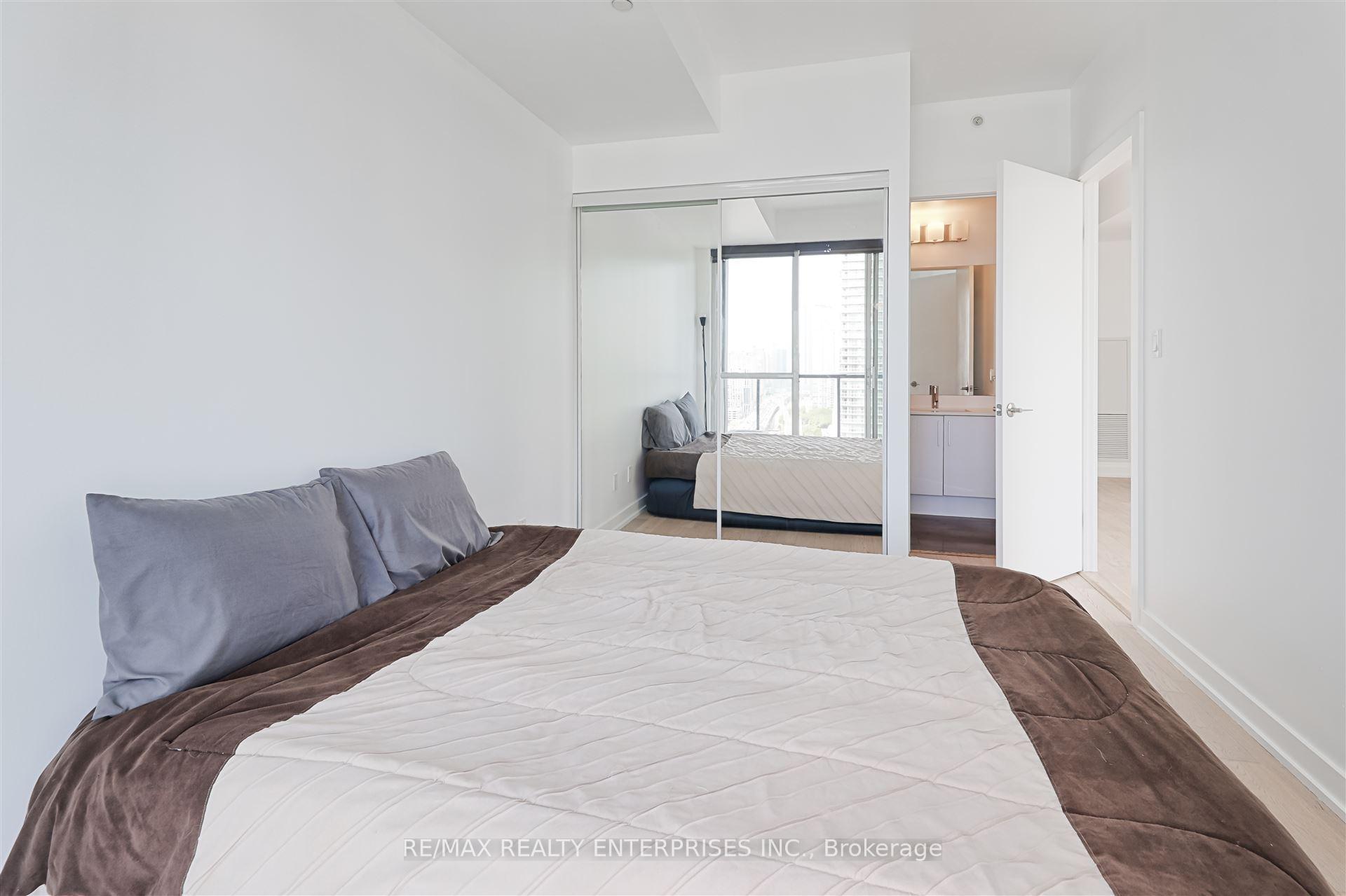2 Bedrooms Condo at 20 Bruyeres, Toronto For sale
