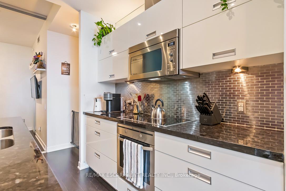 2 Bedrooms Condo at 88 Park Lawn,  Toronto For sale