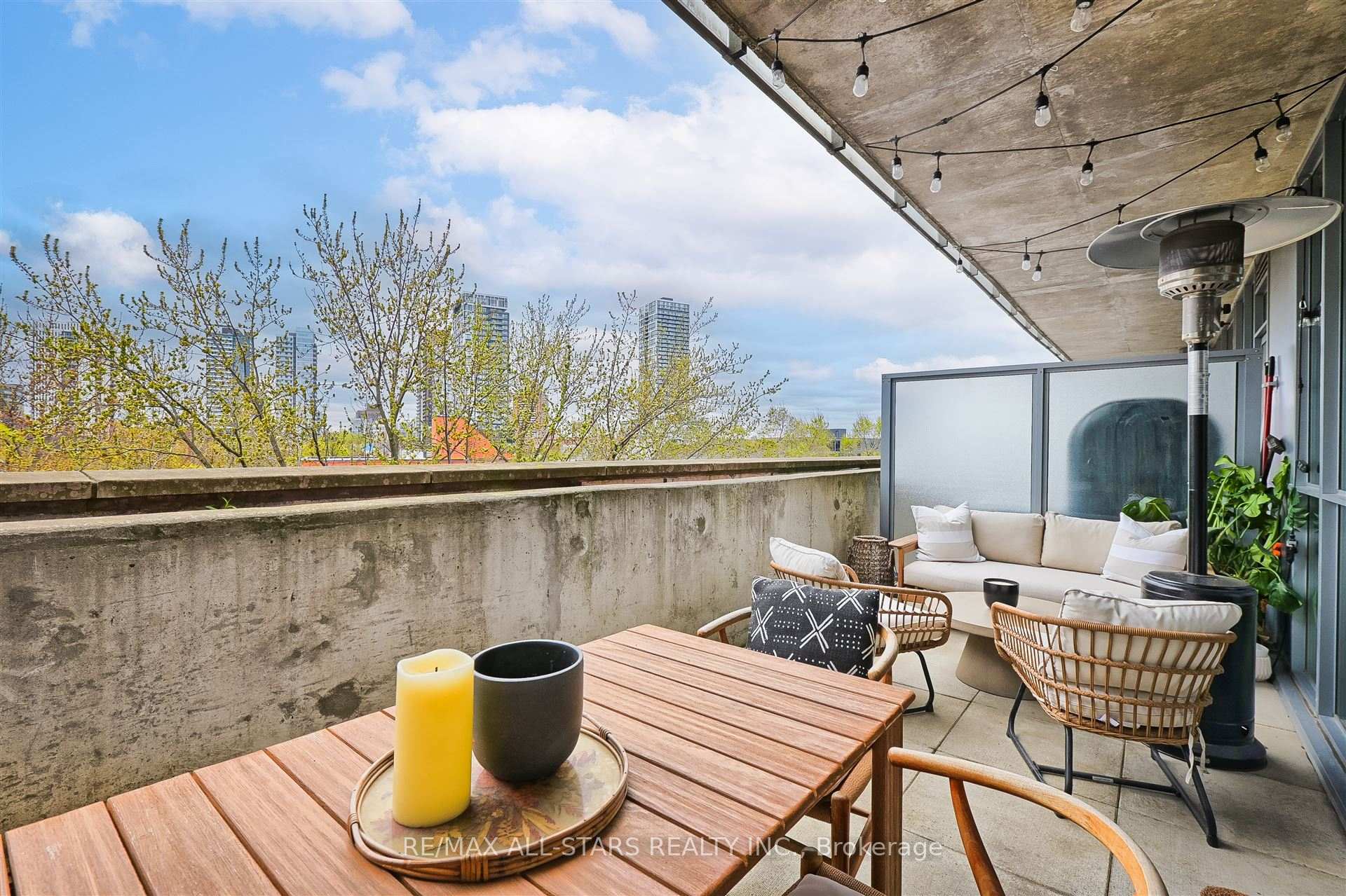 2 Bedrooms Condo at 510 King, Toronto For sale