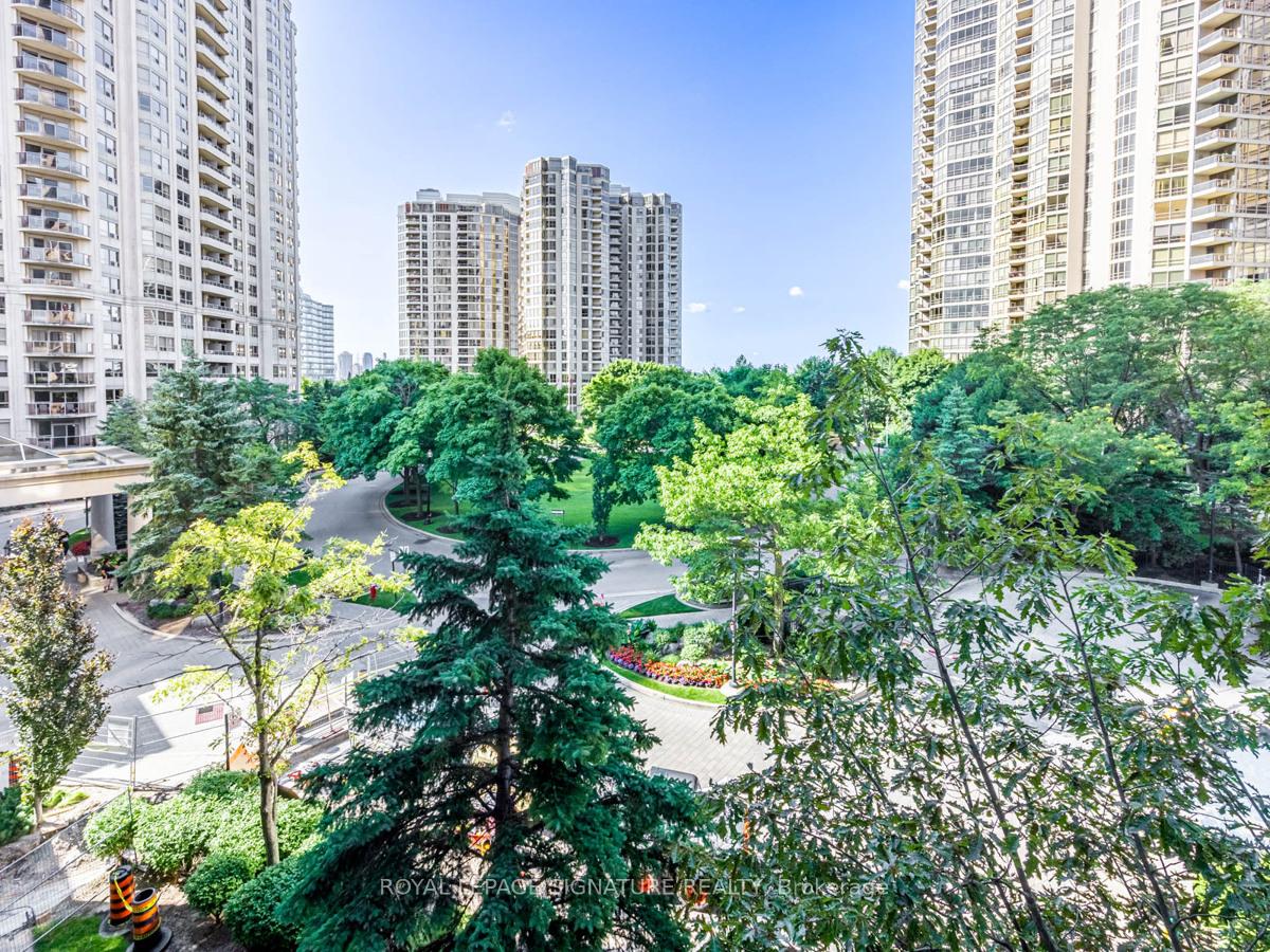 2 Bedrooms Condo at 35 Kingsbridge Garden, Mississauga For sale
